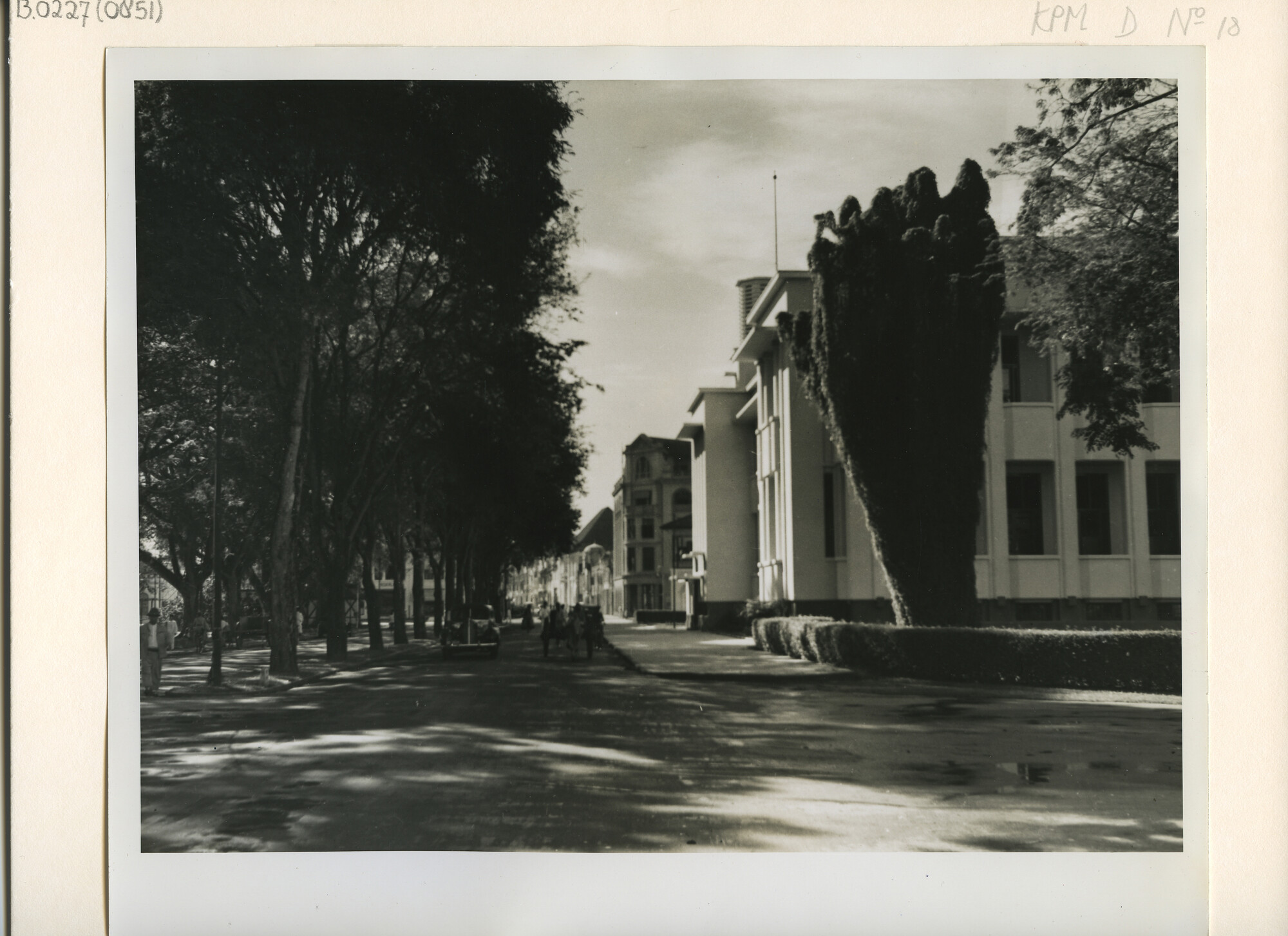 B.0227(0851); Straat in Medan (Sumatra) met (Europees) koloniale gebouwen; foto