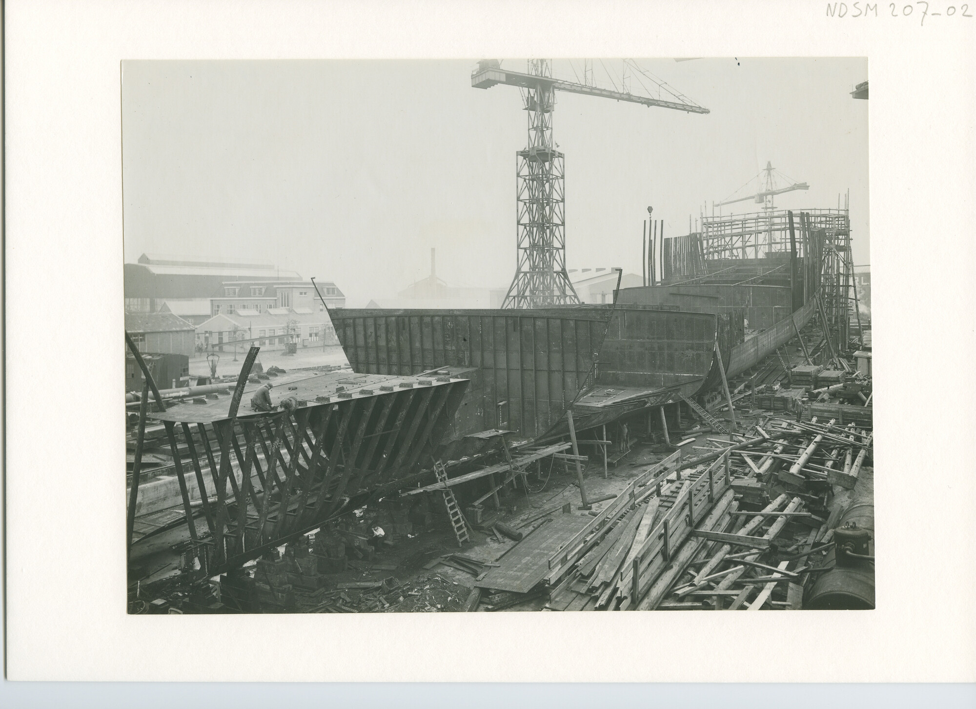 S.5444(0864); Foto van ms. Tajandoen in aanbouw bij de NSM; foto
