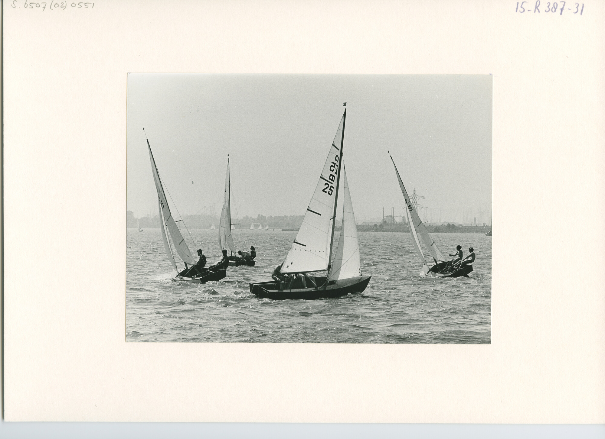 S.6507(02)0551.03; Zwart-wit foto van de Schakel-klasse op het Buiten IJ; foto