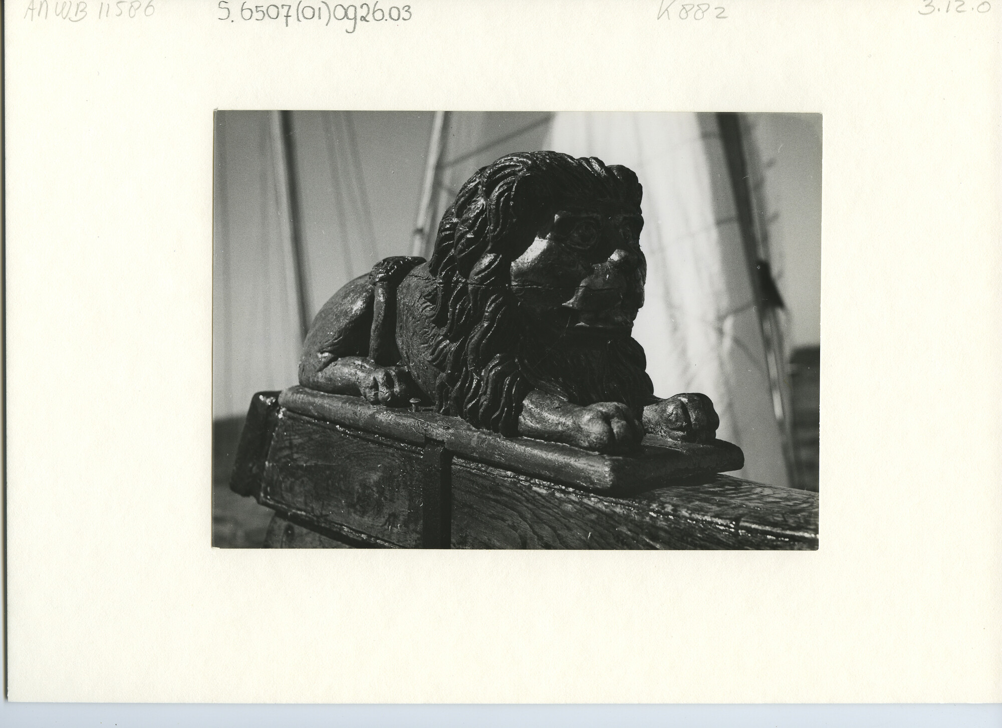 S.6507(01)0926.03; Foto van scheepssier: leeuwtje en houtsnijwerk op het roer van de tjalk Odysseus; foto