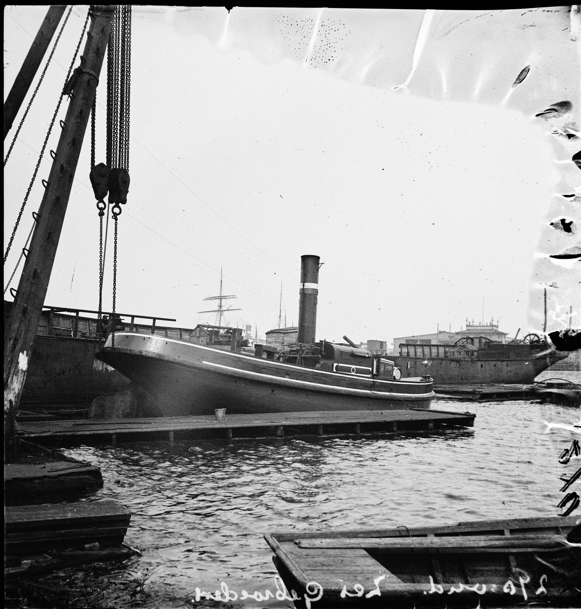 S.1156(06)129b2; Glasegatief van de stoomsleepboot Zes Gebroeders, gebouwd in 1882 op de werf van Meursing te Amsterdam; negatief