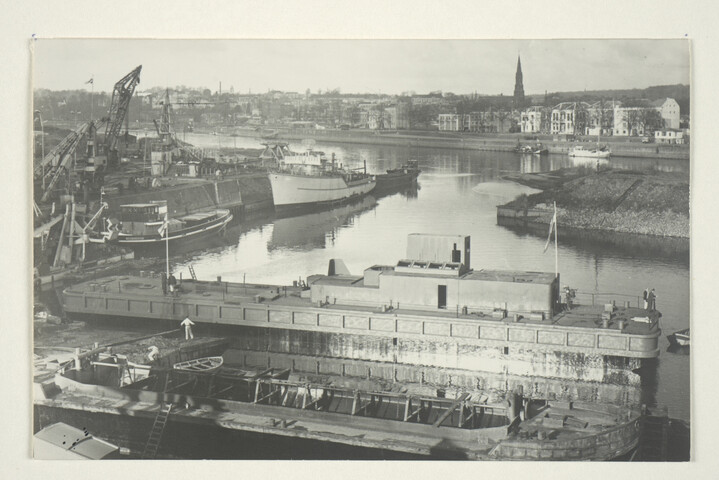 S.5219(12)0227; Foto's van de doop en tewaterlating vanaf de dwarshelling van de ASM van het casco van de zandzuiger 'Sliedrecht XII'; fotoreportage