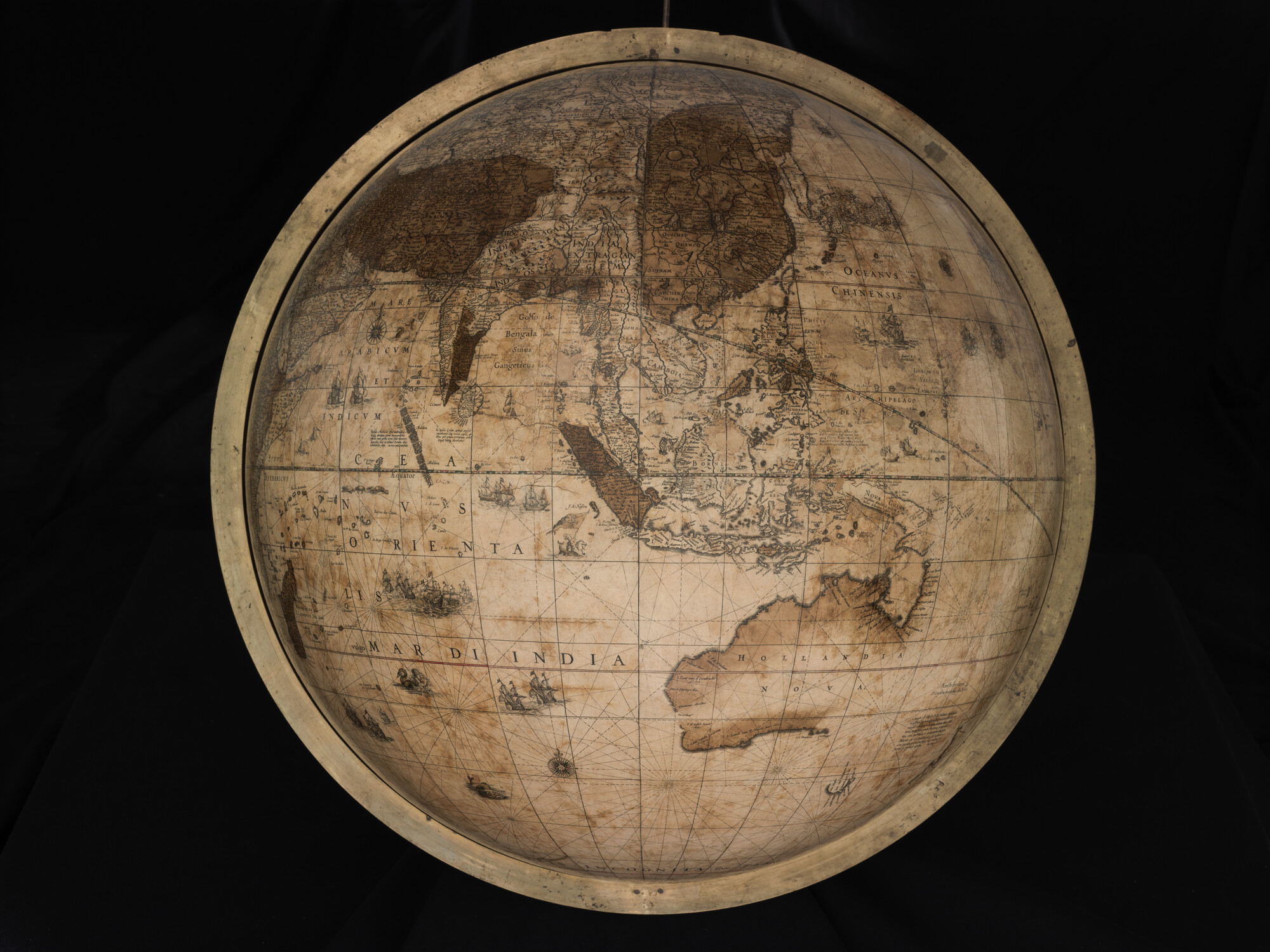 A.1224(01); Aardglobe van 68 cm. in doorsnede door Willem Jansz. Blaeu, 1645-1648; globe