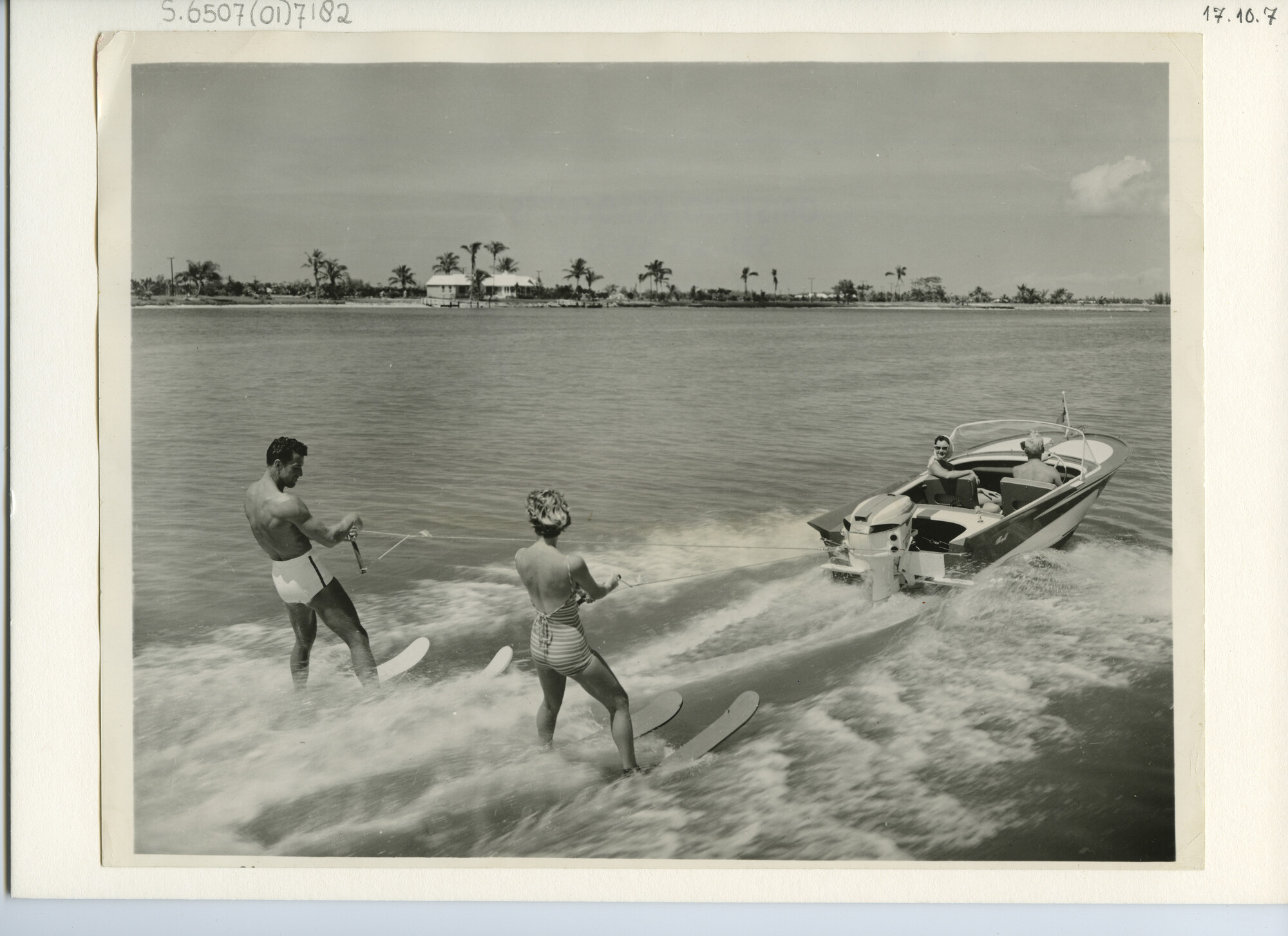 S.6507(01)7182; Foto van man en vrouw aan het waterskiën achter boot; foto