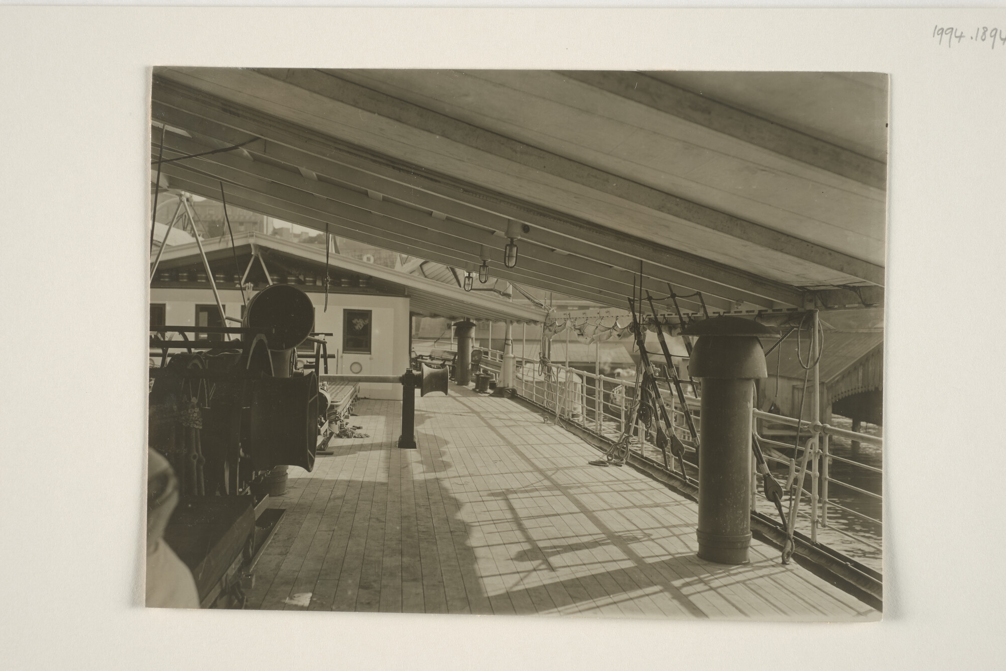 1994.1894; Interieurfotos genomen aan boord van het ss. Van Waerwijck: salons [...]; fotoreportage
