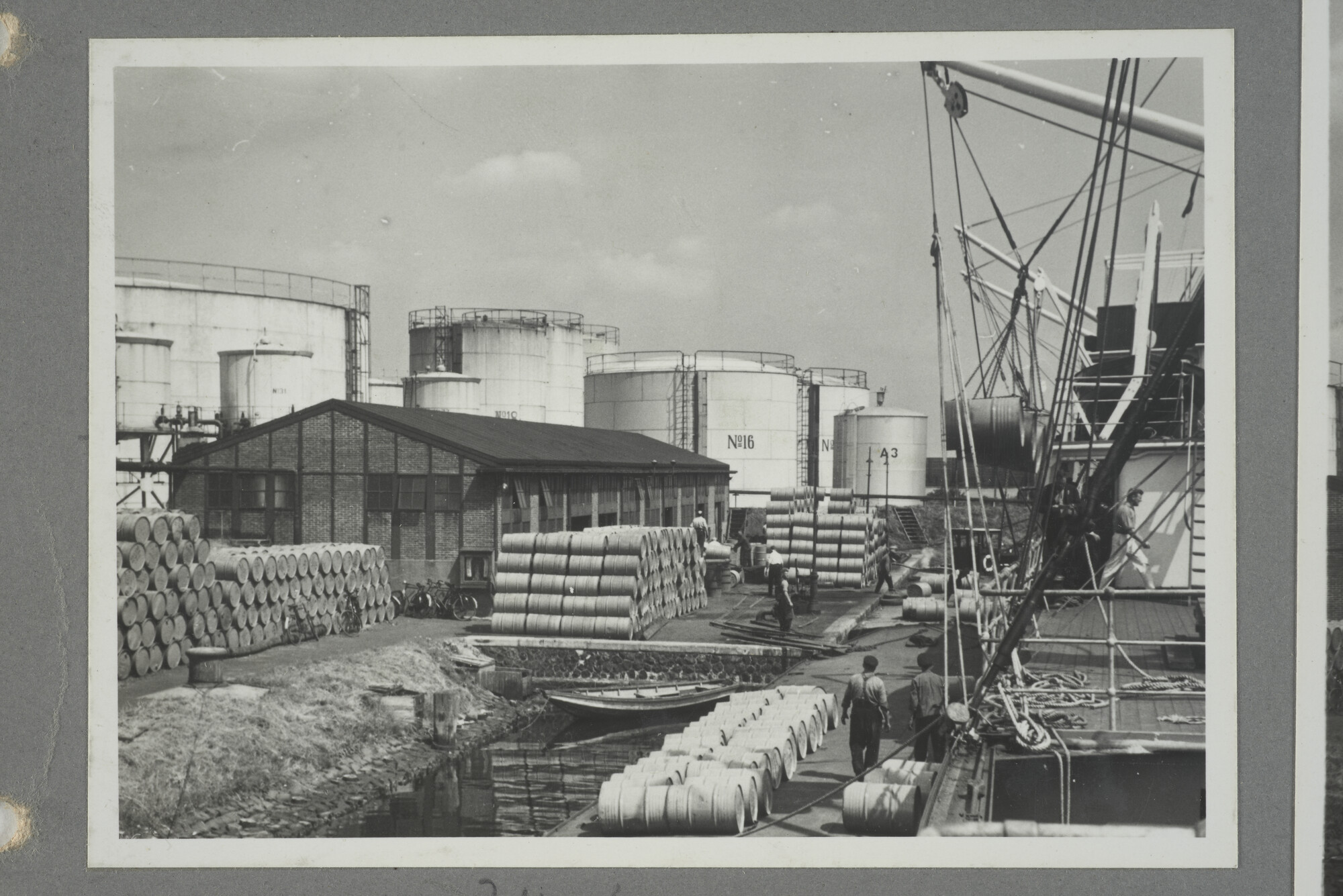 1998.2177; Omslag/ album met een grote hoeveelheid proeffoto's gemaakt door mw. A.M. Wolff-Koller in opdracht van de Gemeente Handelsinrichtingen in Amsterdam; omslag
