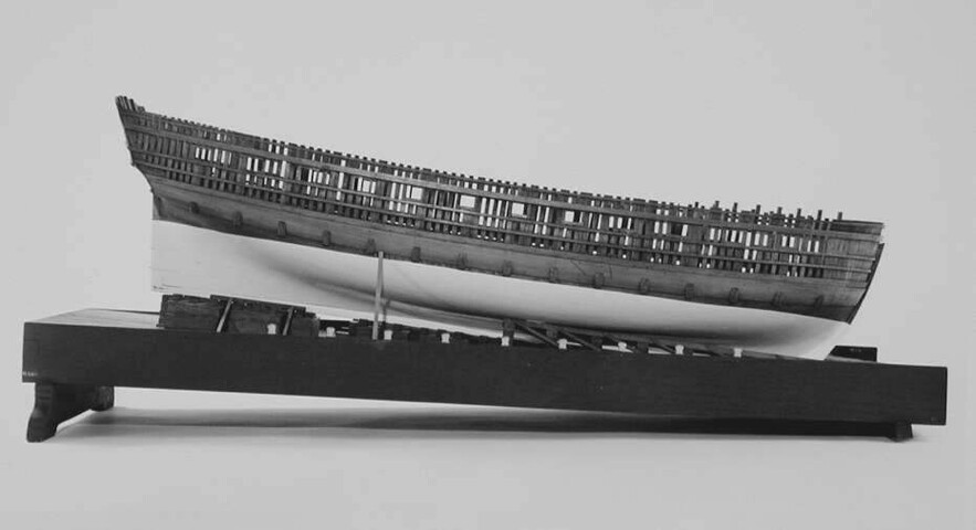 RS.0566(02); Model van het fregat Hercules op scheepshelling; scheepsmodel