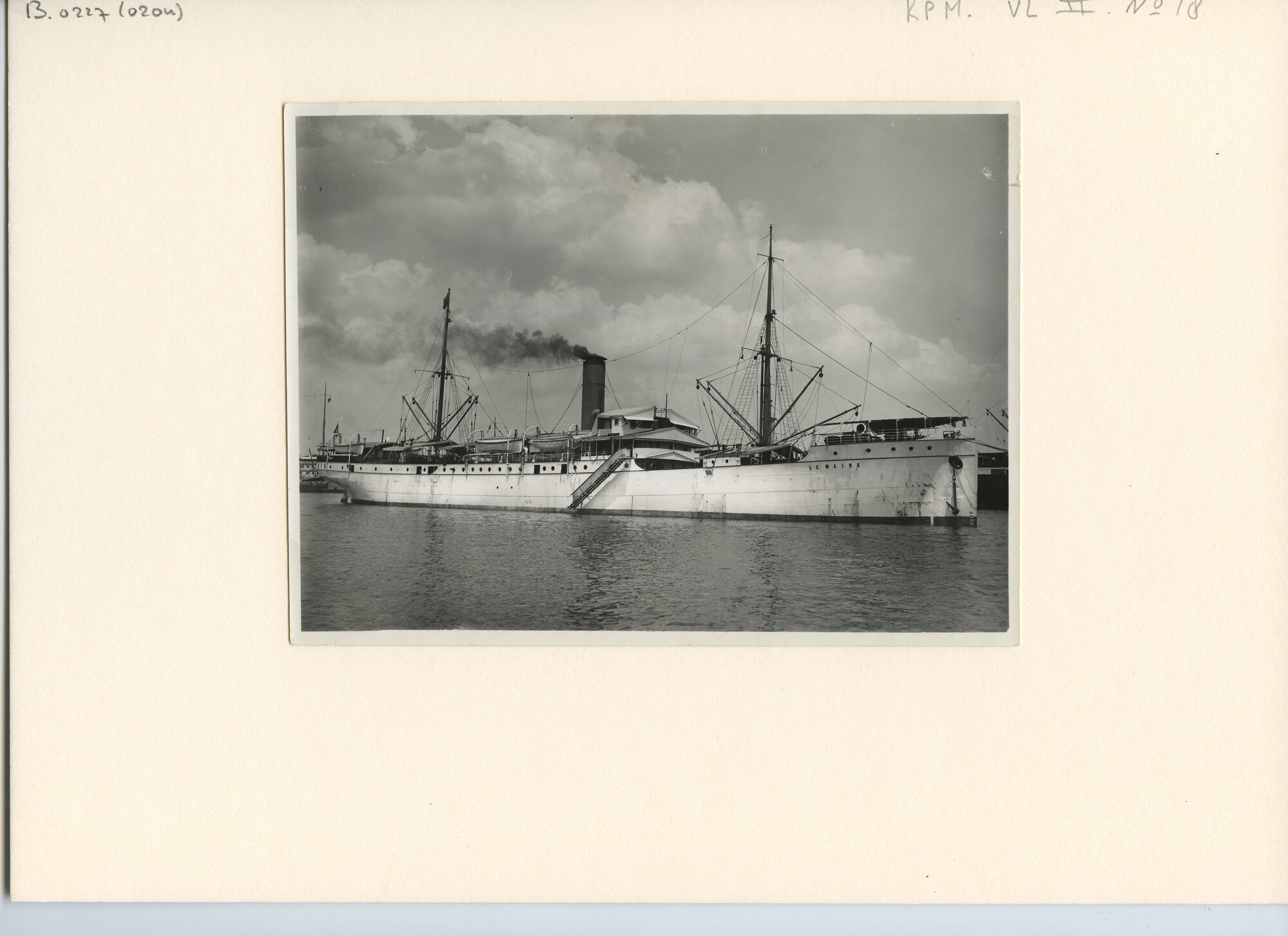 B.0227(0204); Foto van ss. Le Maire afgemeerd aan meerboeien (vermoedelijk) in Tandjong Priok; foto