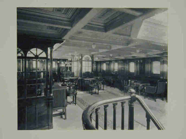 S.4348(01); Herinneringsalbum met bouw- en interieurfoto's aangeboden aan mej. E.D.W. Jonckheer ter gelegenheid van de tewaterlating van het passagiersschip ss. Vondel; fotoalbum