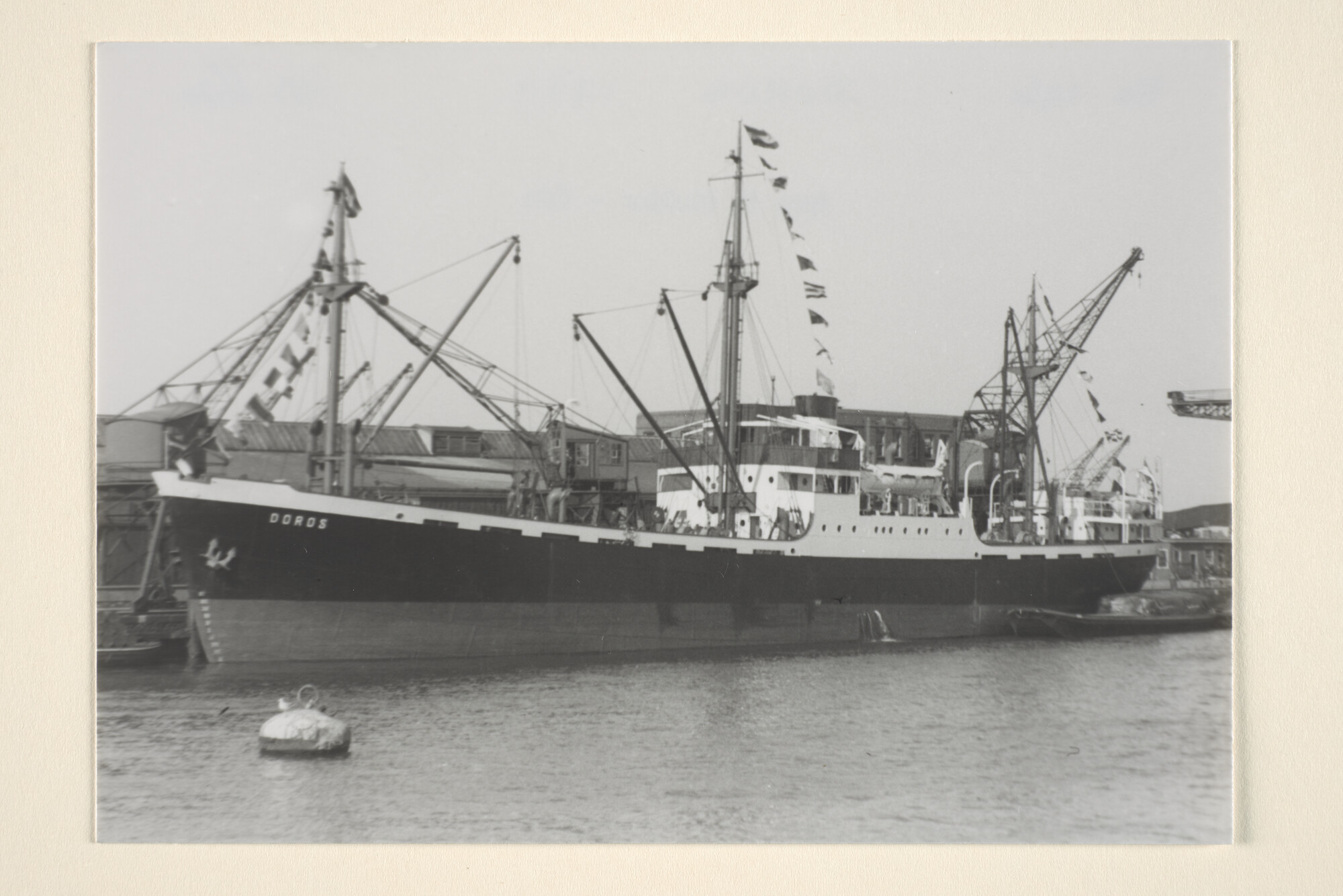 1995.6670; De coaster ms. 'Doros' van de KNSM ligt aan de kade afgemeerd, vermoedelijk te Amsterdam; foto