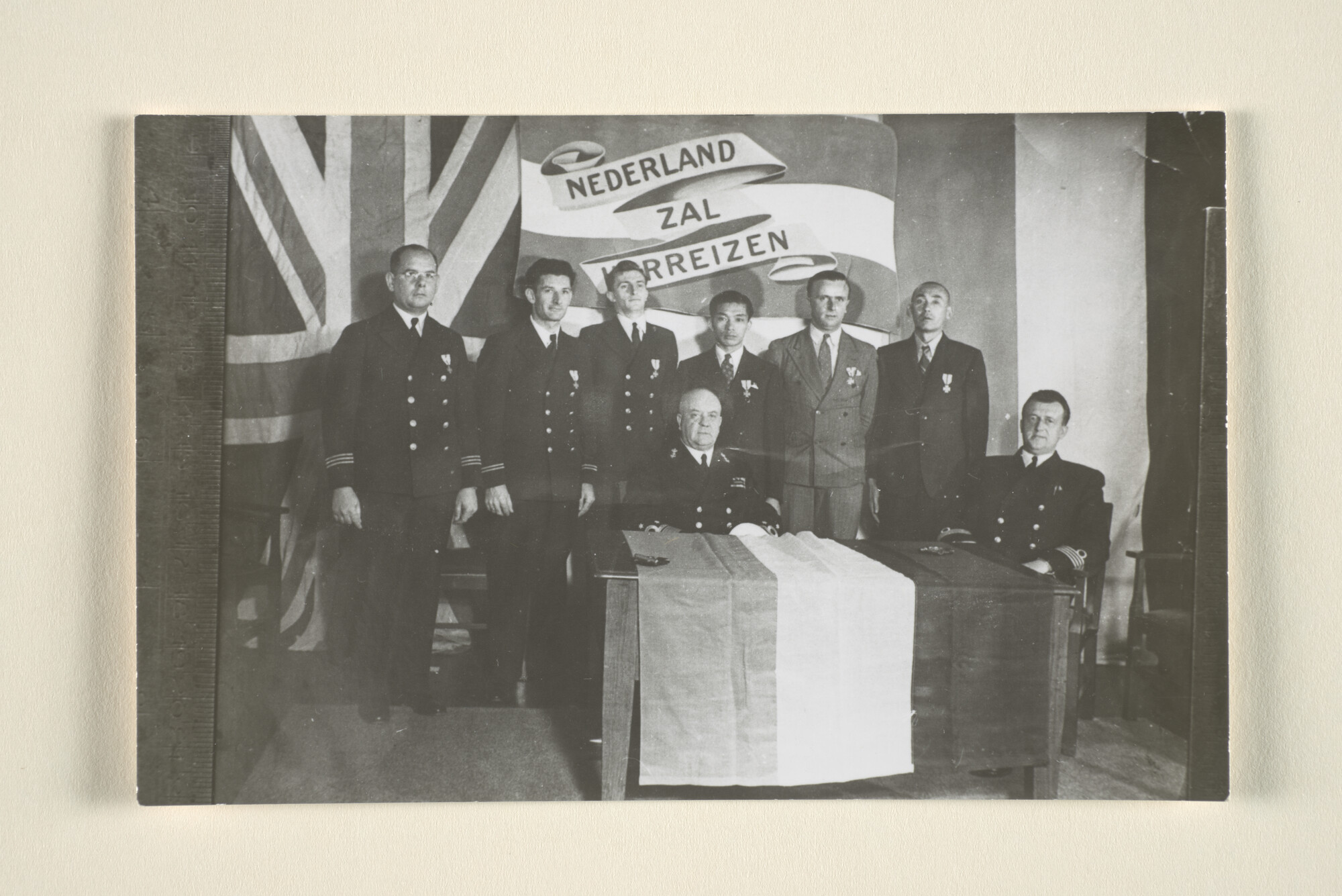 1996.0979; Groepsfoto van vice-admiraal C.E.L. Helfrich en kapt. Koops met de bemanning van de tanker ms. 'Ondina' te Perth (Australië), 1943; foto