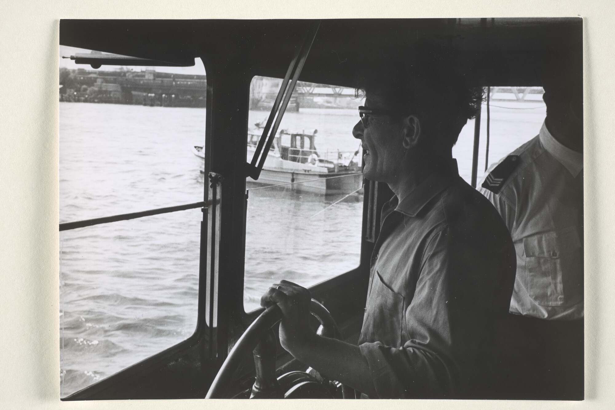 1997.1734; Het werk van de Rijkspolitie te Water in de regio Dordrecht: schipper achter [...]; foto