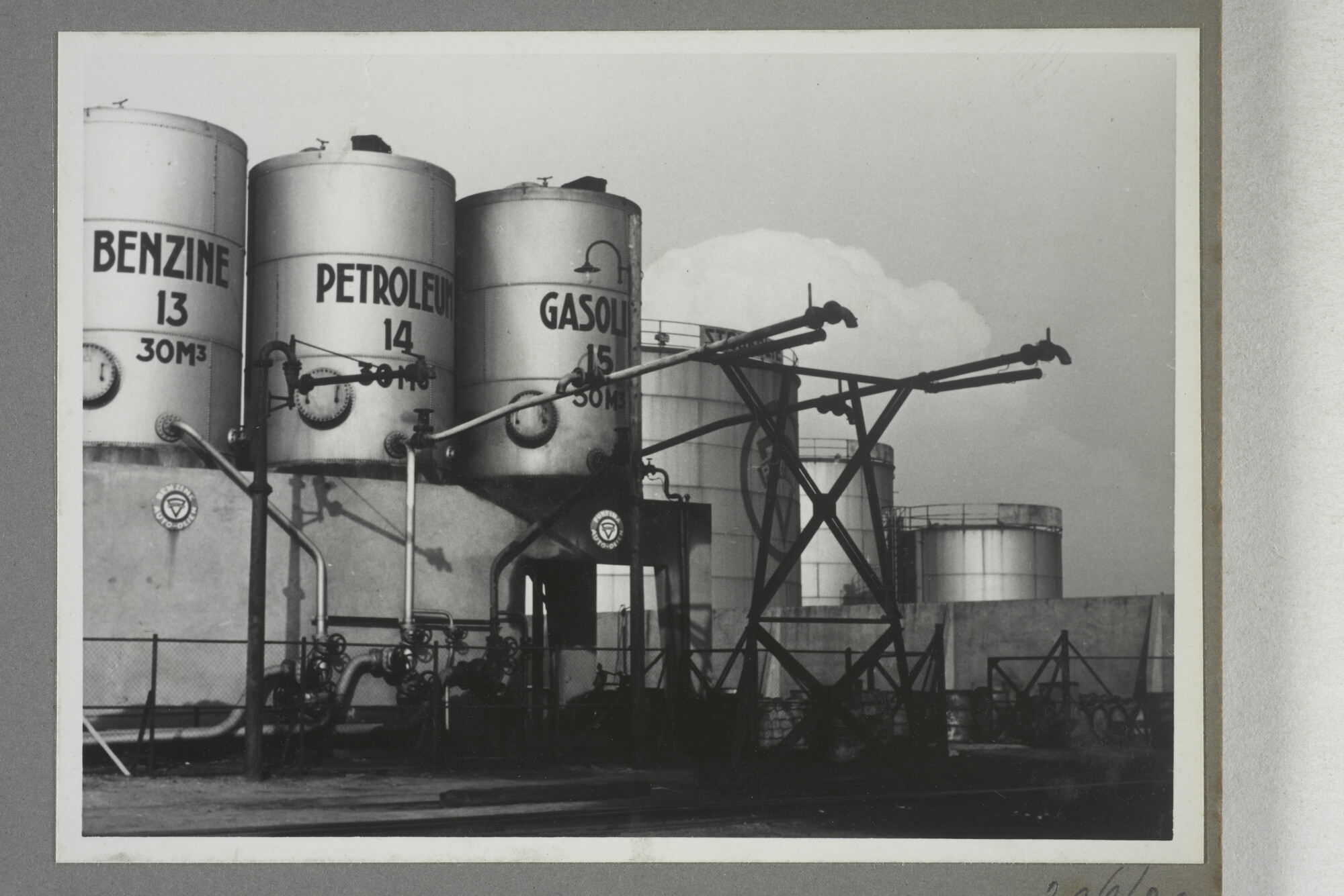 1998.2177; Omslag/ album met een grote hoeveelheid proeffoto's gemaakt door mw. A.M. Wolff-Koller in opdracht van de Gemeente Handelsinrichtingen in Amsterdam; omslag