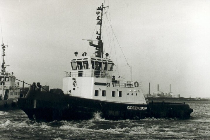 2001.1680; Twee sleepboten van Reederij v/h Gebroeders Goedkoop (Wijsmuller) in actie; fotoreportage