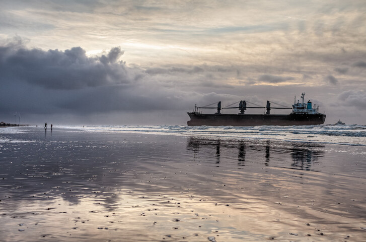 2012.1776; Digitale foto van de op 20 januari 2012 gestrande bulkcarrier 'Aztec Maiden' op het strand bij Wijk aan Zee; digitaal bestand