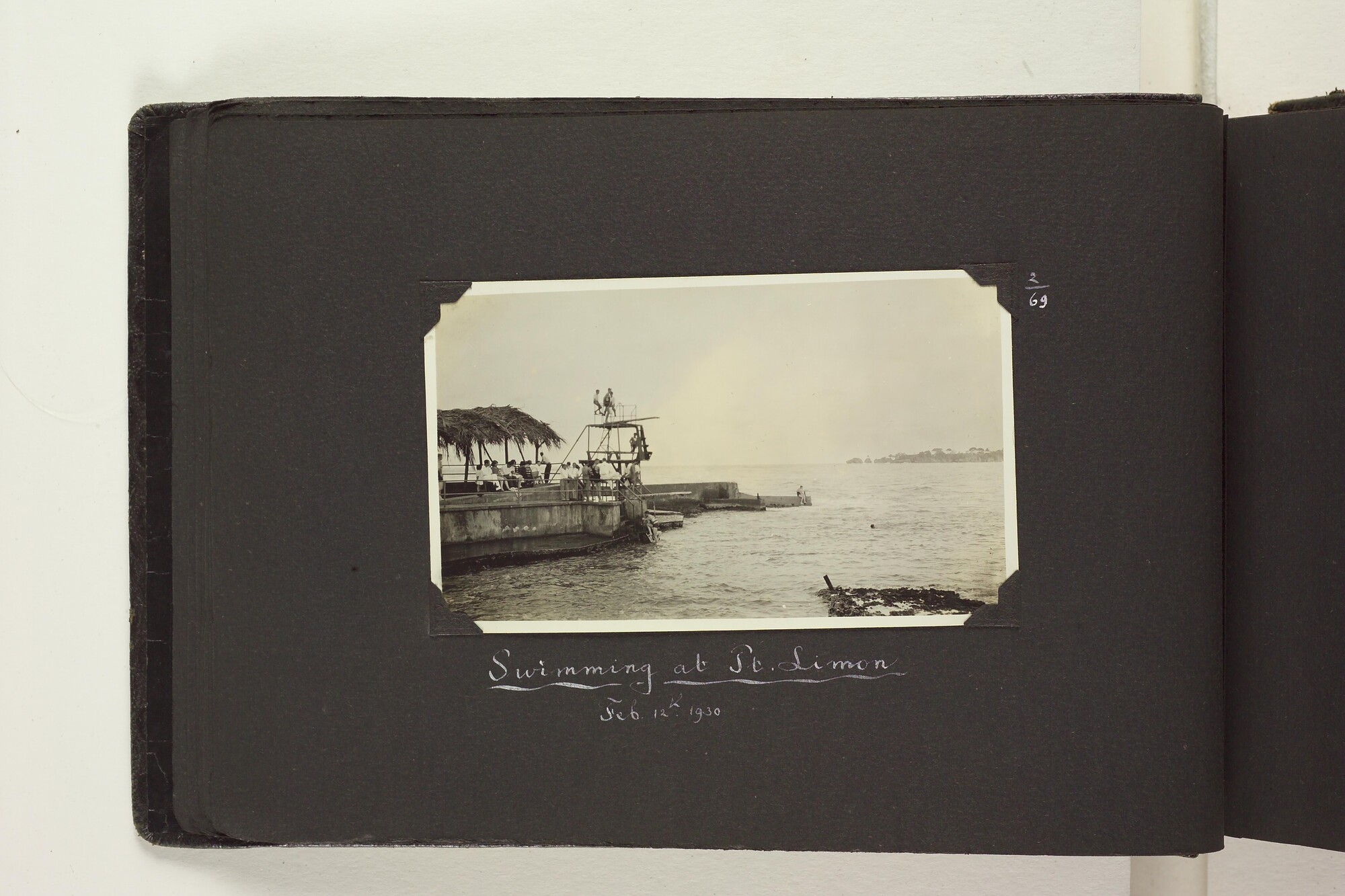 S.6156(06)l; Fotoalbum l) uit een serie van veertien uit de Collectie Job over zijn reizen met ss. 'Stuyvesant' en 'Venezuela' van de KNSM [...]; fotoalbum