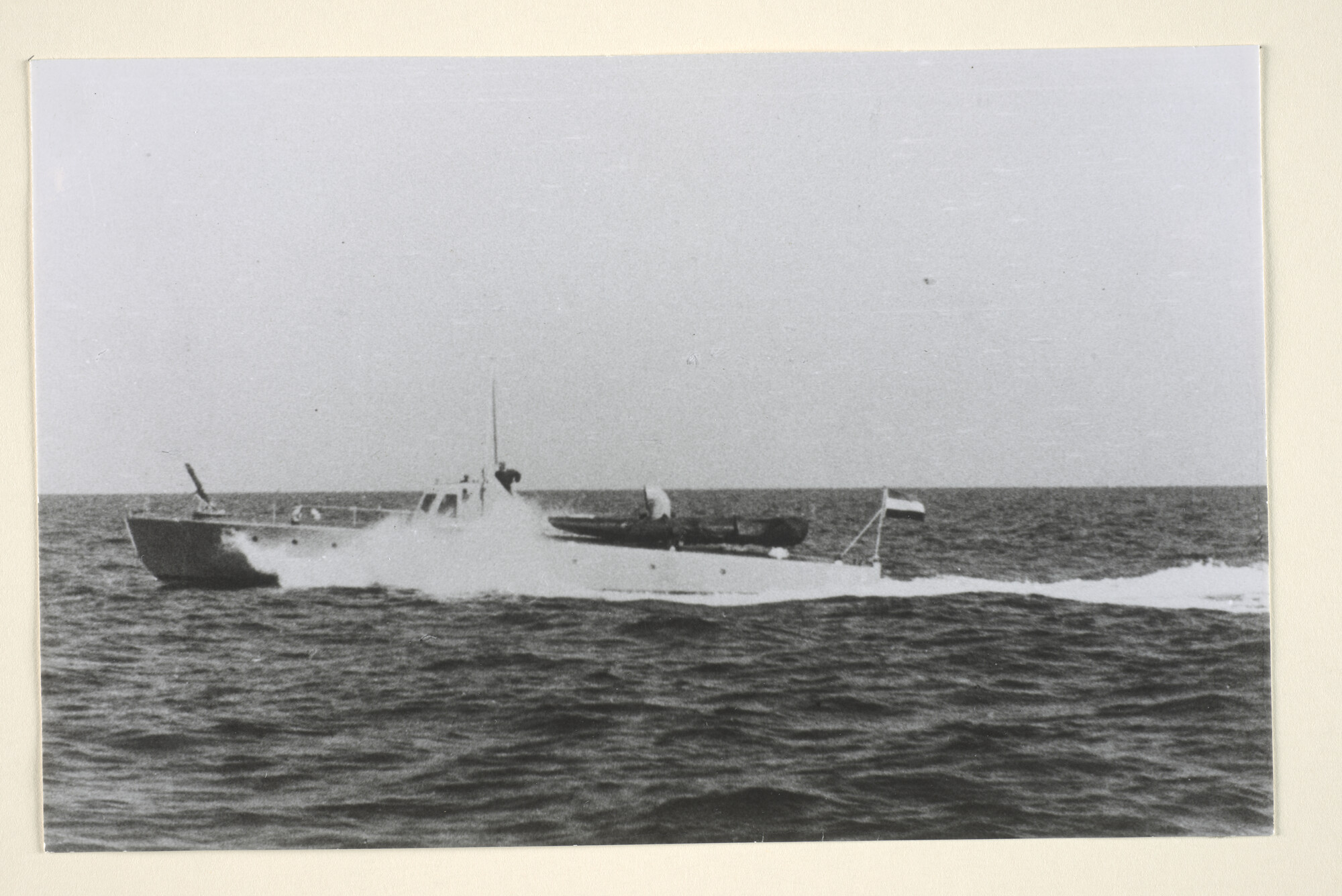 1995.1303; Reproductiefoto's van motortorpedoboot 'TM 5' tijdens oefeningen in de Indische wateren; fotoreportage