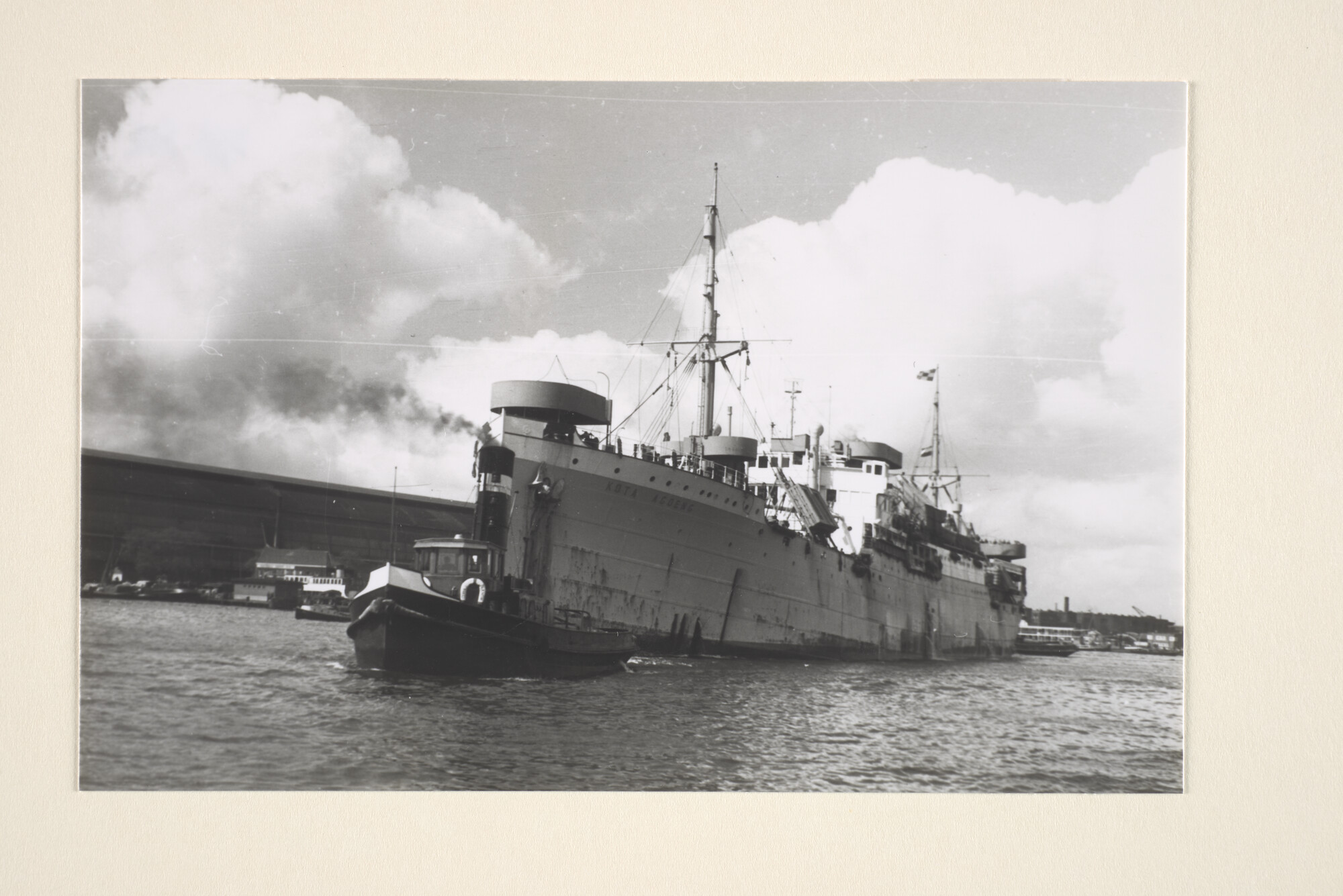 1996.3102; Foto's van het vrachtschip ms. Kota Agoeng van de Koninklijke Rotterdamsche Lloyd bij de passage van de Hembrug en de aankomst in Amsterdam; fotoreportage