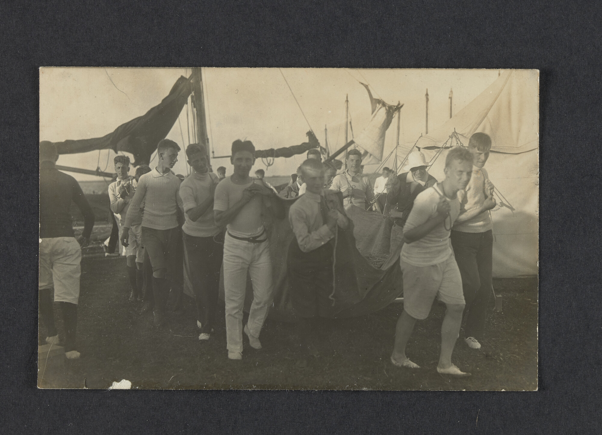 2022.0014; Zwart-wit foto van jongens die een bevoorradingsschip lossen tijdens het eerste waterkamp voor jongens in Langweer (De Friese Meren) in 1915; foto