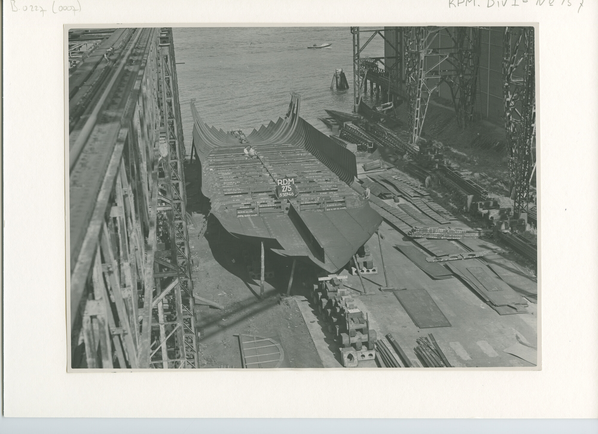 B.0227(0007); Foto van de bodemplaat van ms. Bakongan bij de RDM in 1946; foto