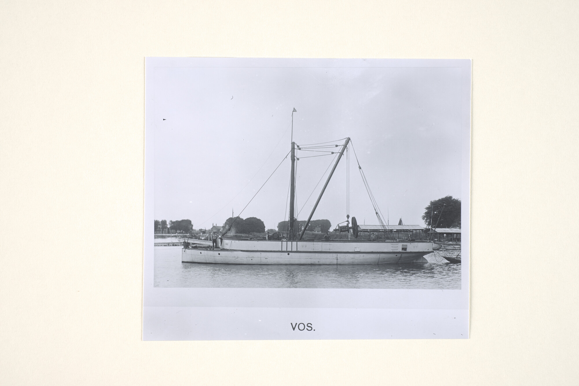 1995.1374; De voormalige stoomkanonneerboot 'Vos', uitgerust als werkschip, voorzien van mast en laadboom; foto