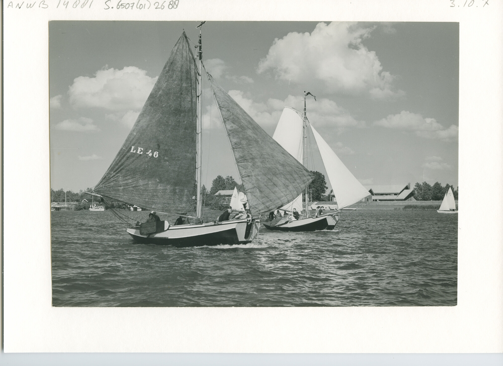 S.6507(01)2688; Twee open schouwen zeilen voor de wind nabij Lemmer; foto