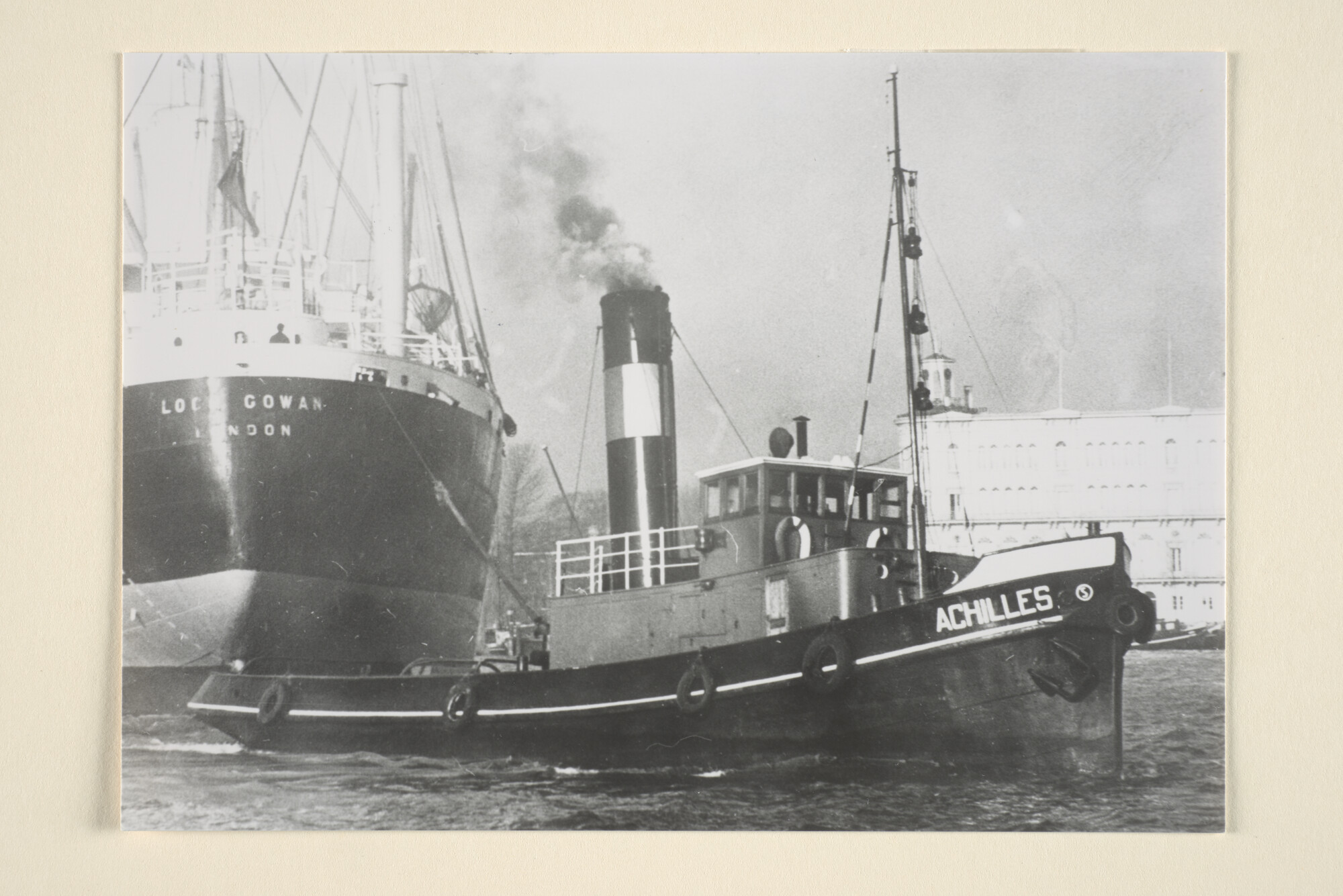 1996.1156; De havensleepboot ss. 'Achilles' van de Internationale Sleepdienst Maatschappij te Rotterdam heeft vastgemaakt aan het Britse vrachtschip 'Loch Gowan'; foto