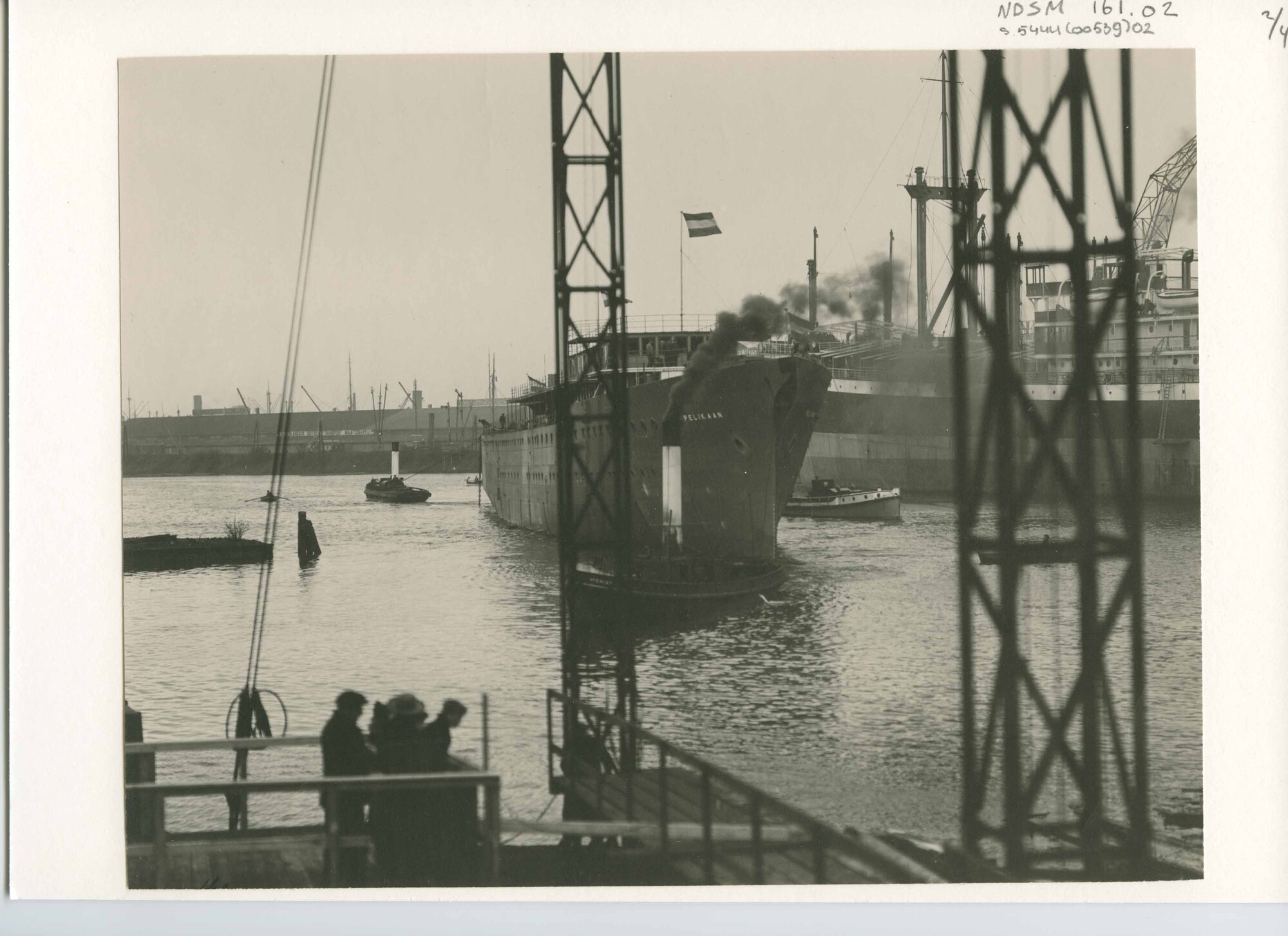 S.5444(00539)02; Foto van de Hr.Ms. 'Pelikaan', vlak voor de tewaterlating van het onderzeeboot-moederschip; foto