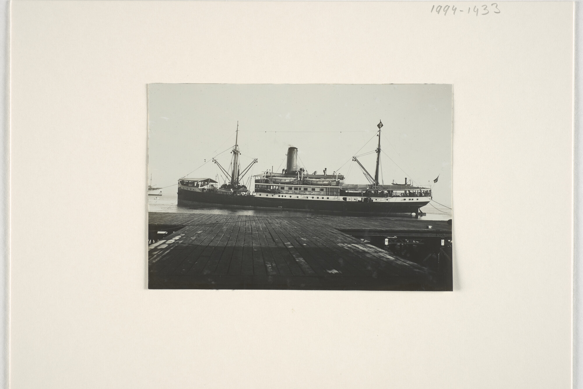 1994.1433; Het ss. 'Generaal van der Heyden' afgemeerd voor een kade (ergens) in Nederlands Indië; foto