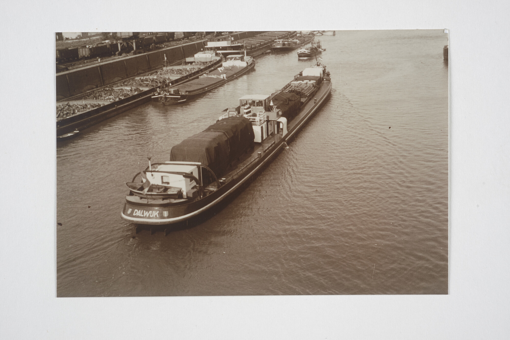 S.5814(480)006; Kleurenfoto van het binnenvaartschip ms. Dalwijk (ex- Krachtwijk en [...]; fotokaart