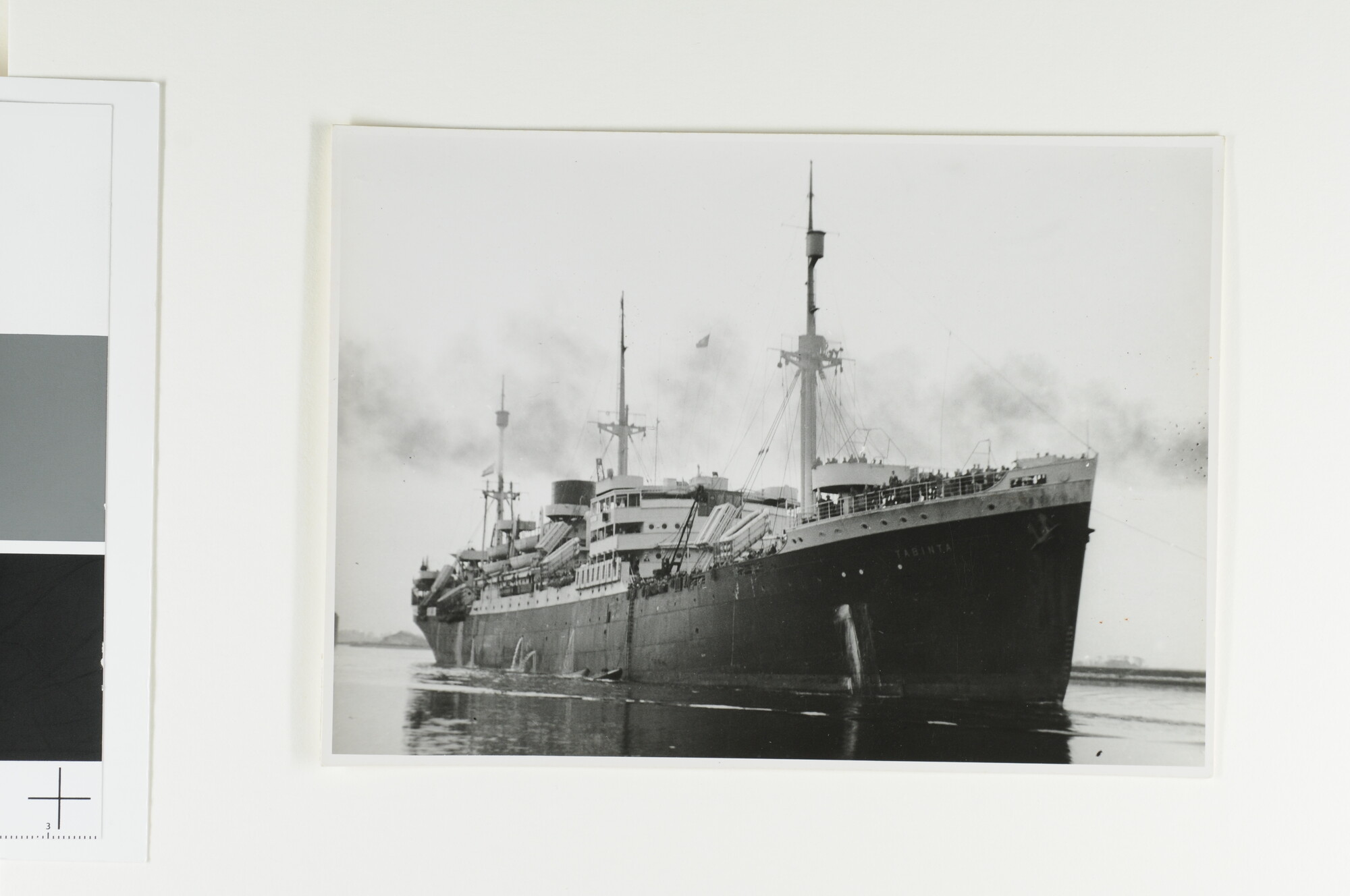 S.5582 a 0757; Het vrachtschip ms. Tabinta van de SMN bij aankomst op het IJ in Amsterdam; foto