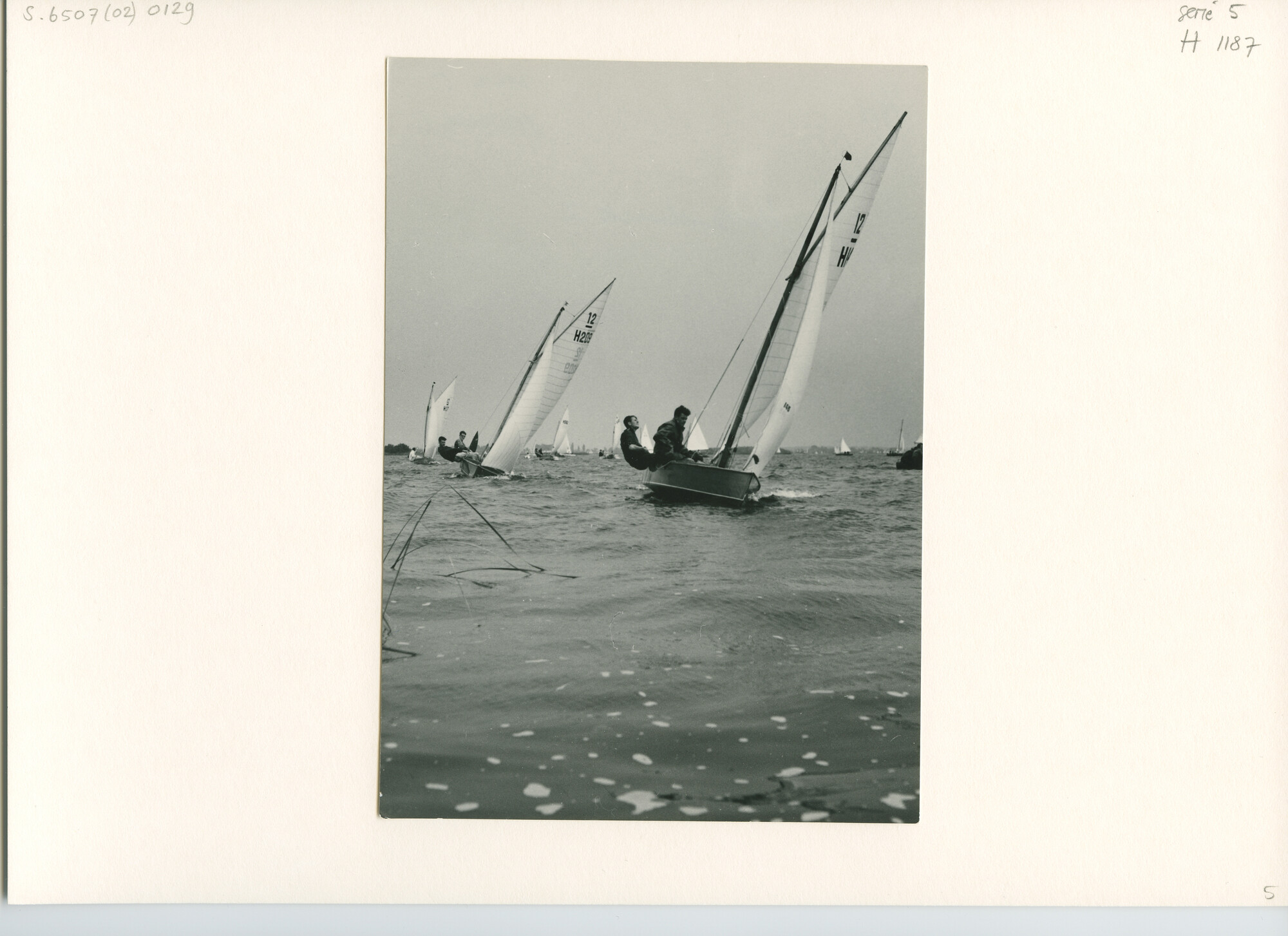 S.6507(02)0129; Zwart-wit foto van de 12m² klasse aan de wind tijdens een wedstrijd van de Hollandweek I 1955; foto