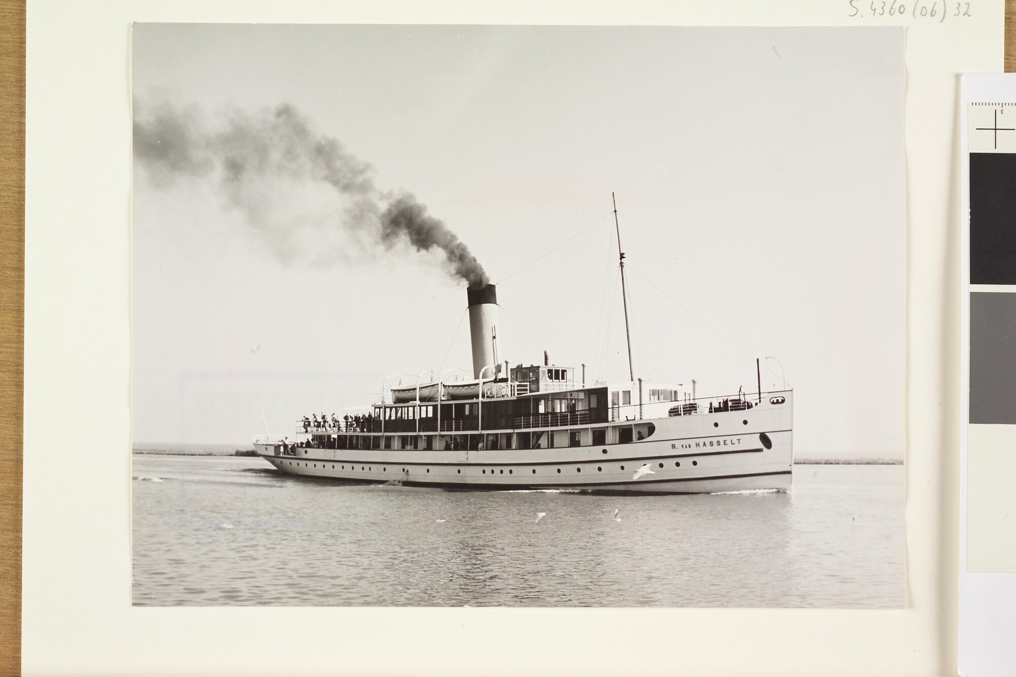 S.4360(06)32 [nr 0002]; De veerboot ms. 'R. van Hasselt'; foto