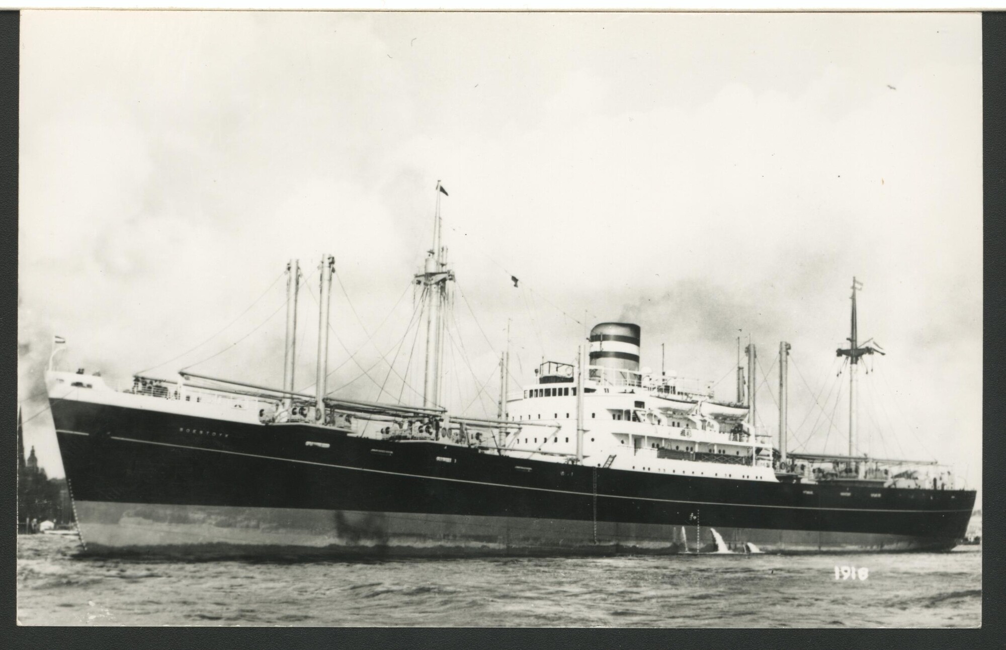 1993.6475; Het vrachtschip met passagiersaccommodatie ss. Soestdijk; prentbriefkaart