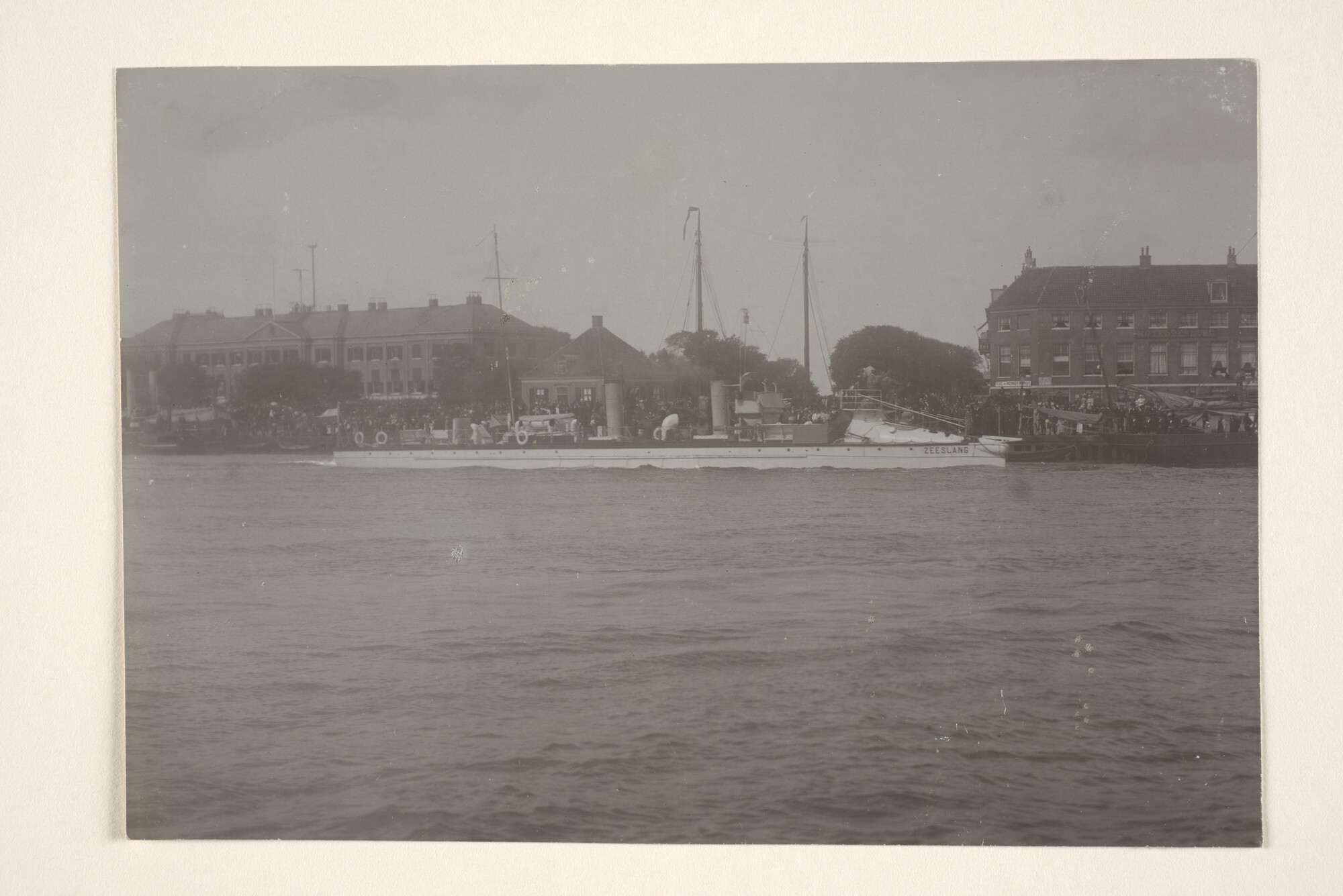 1995.1456; De torpedoboot Hr.Ms. 'Zeeslang' vertrekt - onder grote belangstelling - uit het Nieuwe Diep (Den Helder) voor de reis naar Nederlands-Indië; foto