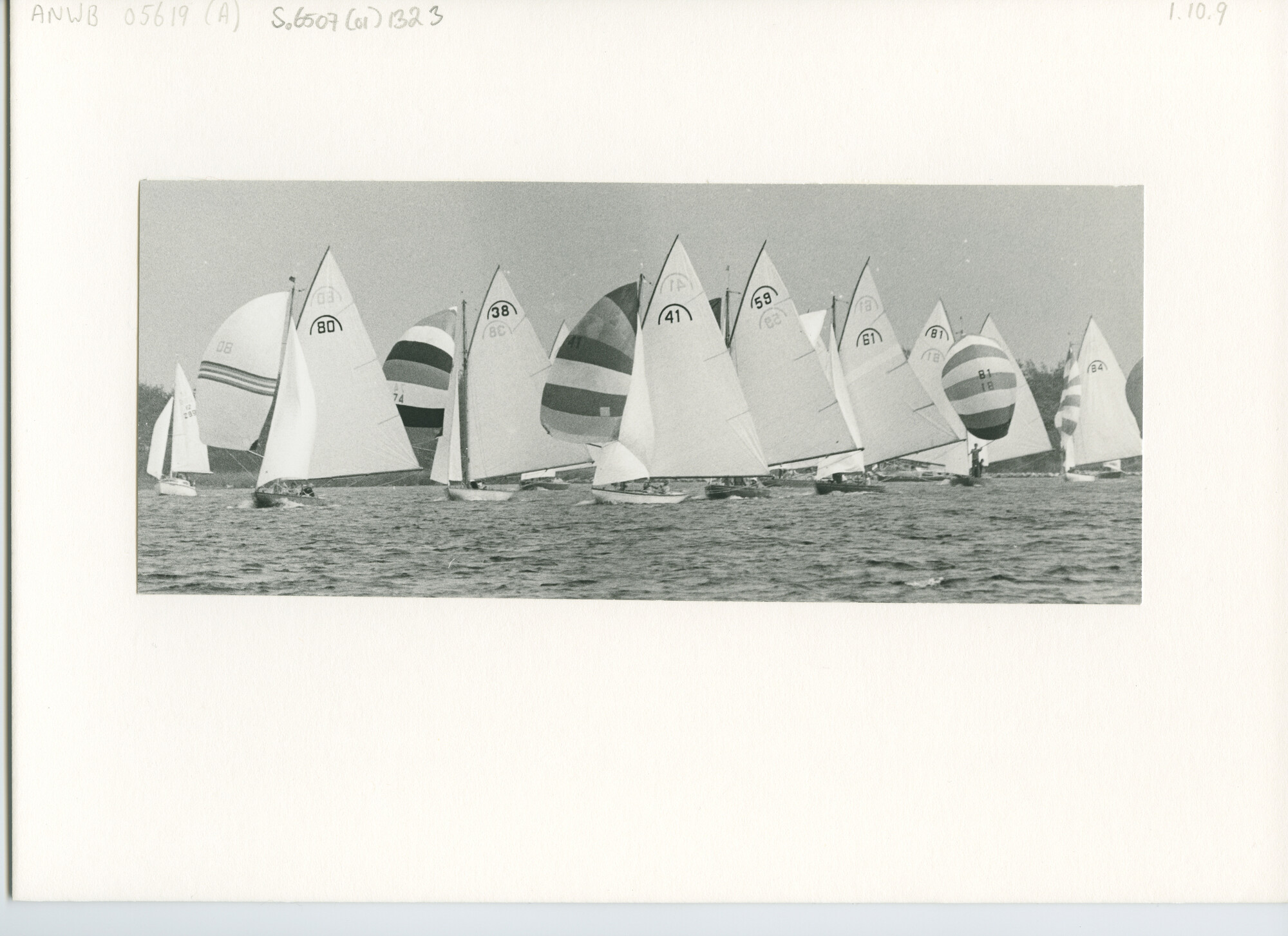 S.6507(01)1323; Foto van regenboogklasse, met ondermeer nummer 80, 38, 41, 59, 61 en 81.; foto