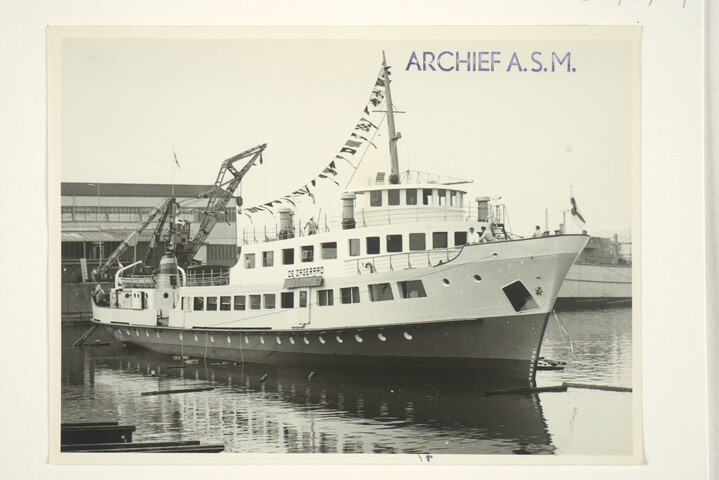 S.5219(12)0207; Foto's van de doop en de tewaterlating van de veerboot ms. 'De Dageraad' van de TESO op de dwarshelling van de ASM; fotoreportage