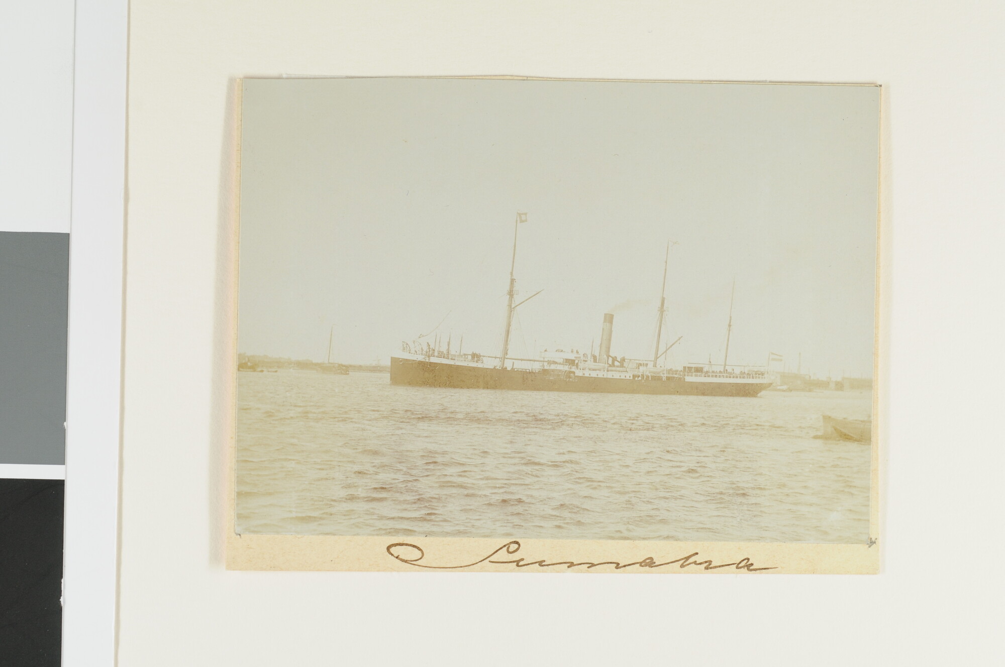 S.3565(29); Het vrachtschip ss. 'Sumatra' bij het vertrek uit de haven van Amsterdam; foto