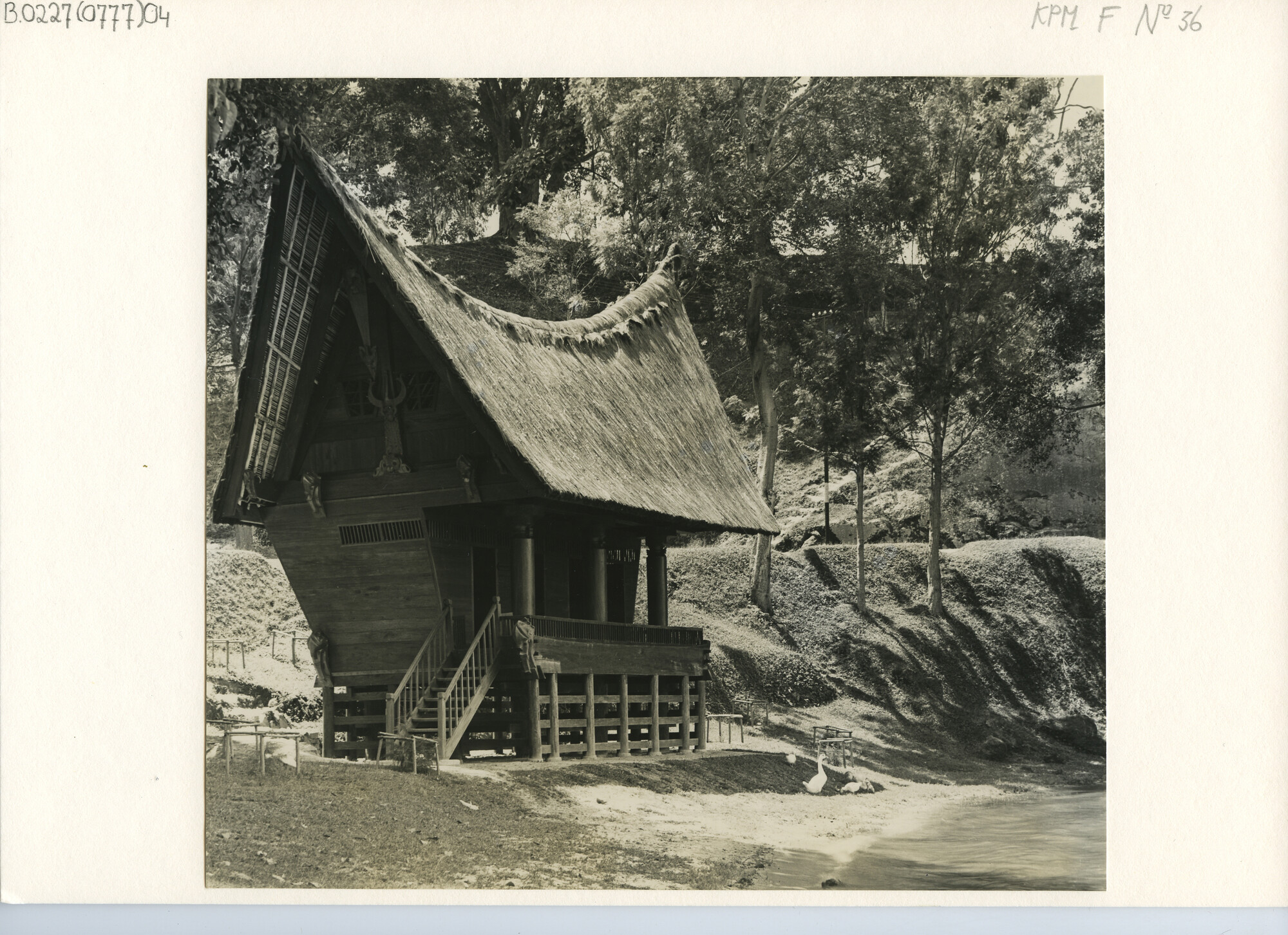 B.0227(0777)04; Foto van Batakhuizen in Kabandjahe (Oostkust Sumatra); foto