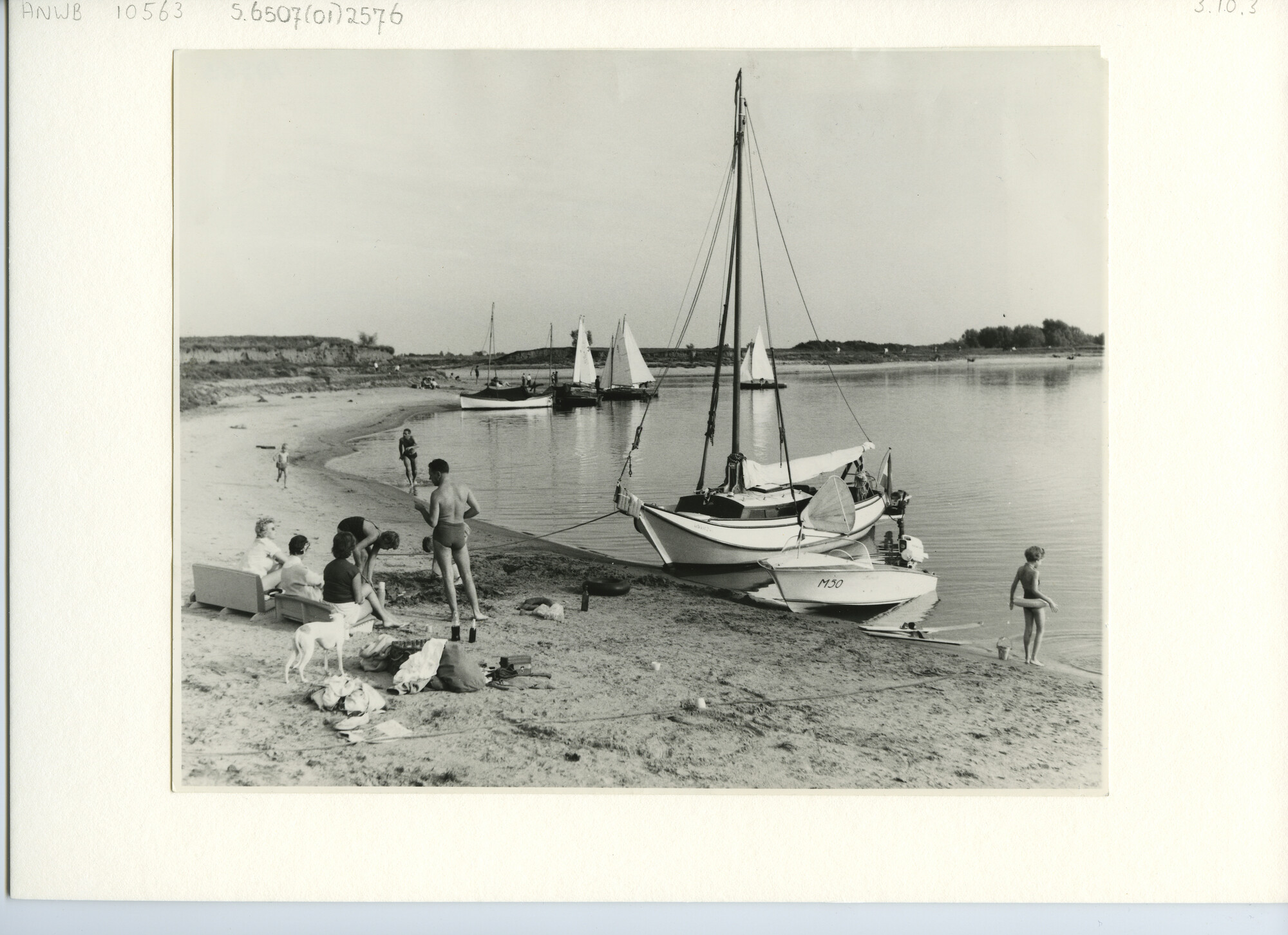 S.6507(01)2576; Een op een rivierstrandje te Geldermalsen afgemeerde witte grundel met kajuit; foto