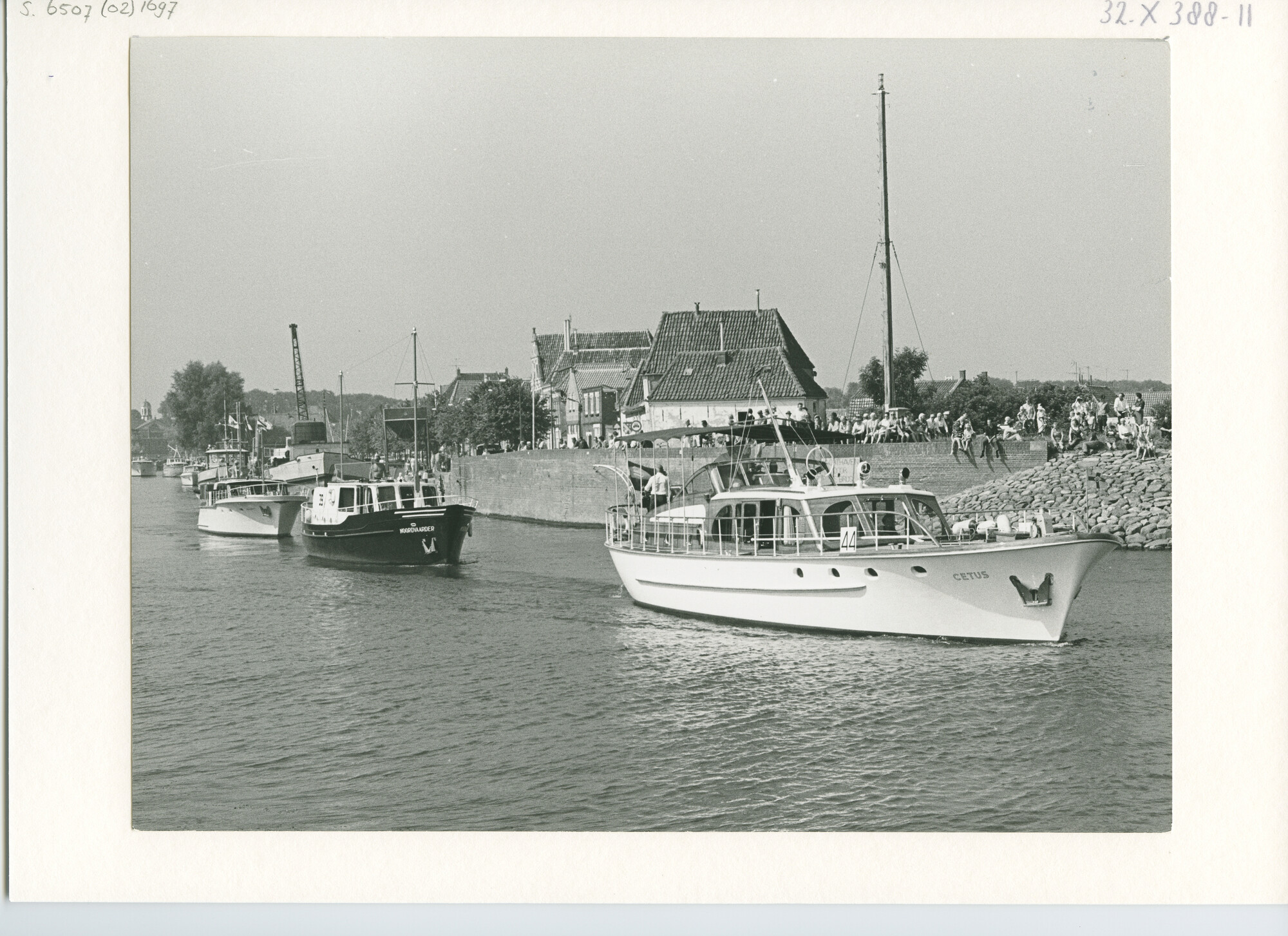 S.6507(02)1697.01; Zwart-wit foto van de deelnemers aan de Pavillon d'Or 1969 verlaten Medemblik; foto