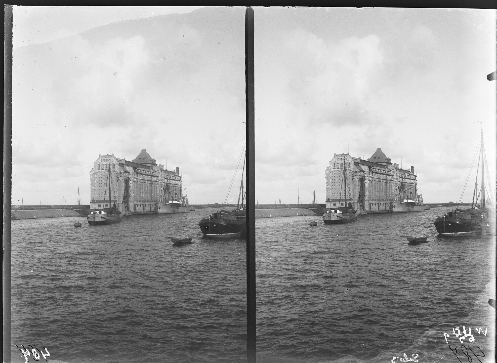S.1156(06)121b-4; Stereonegatief van de Graansilo aan de Westerdoksdijk te Amsterdam gezien vanaf het IJ; negatief