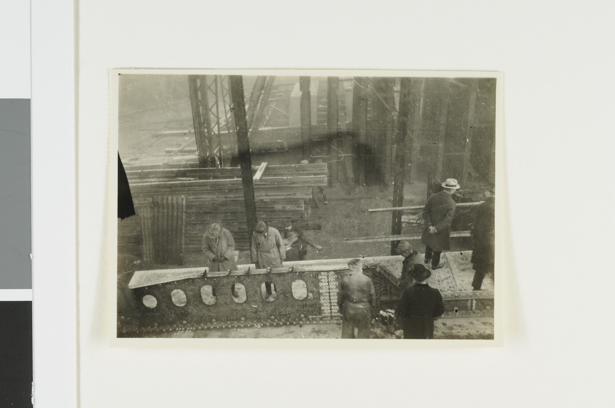 A.2867(03)013; De kiel met enkele toeschouwers van een schip in aanbouw bij Burgerhout's Machinefabriek en Scheepswerf te Rotterdam; foto