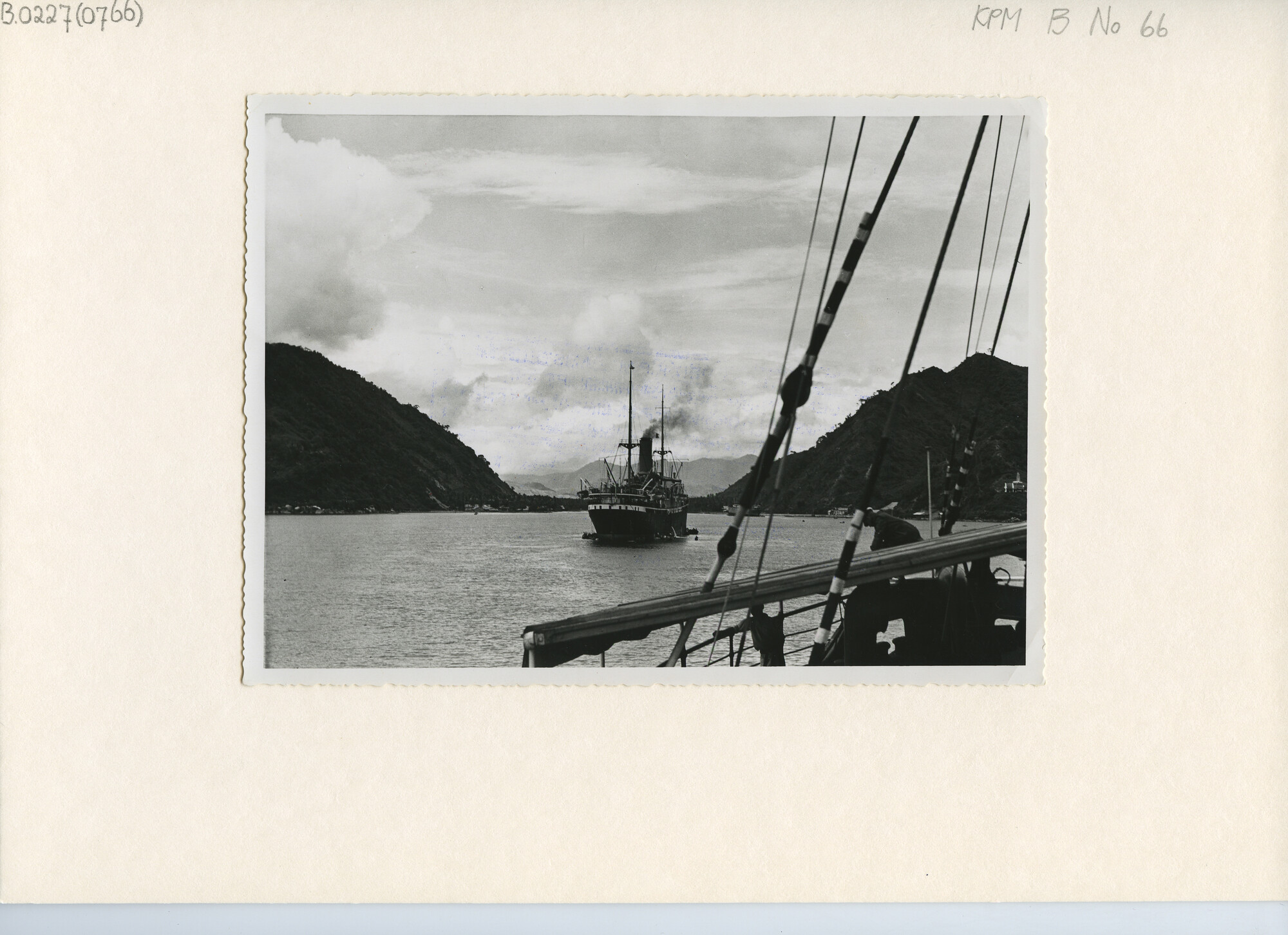 B.0227(0766); Gezicht op de baai van Gorontalo; foto