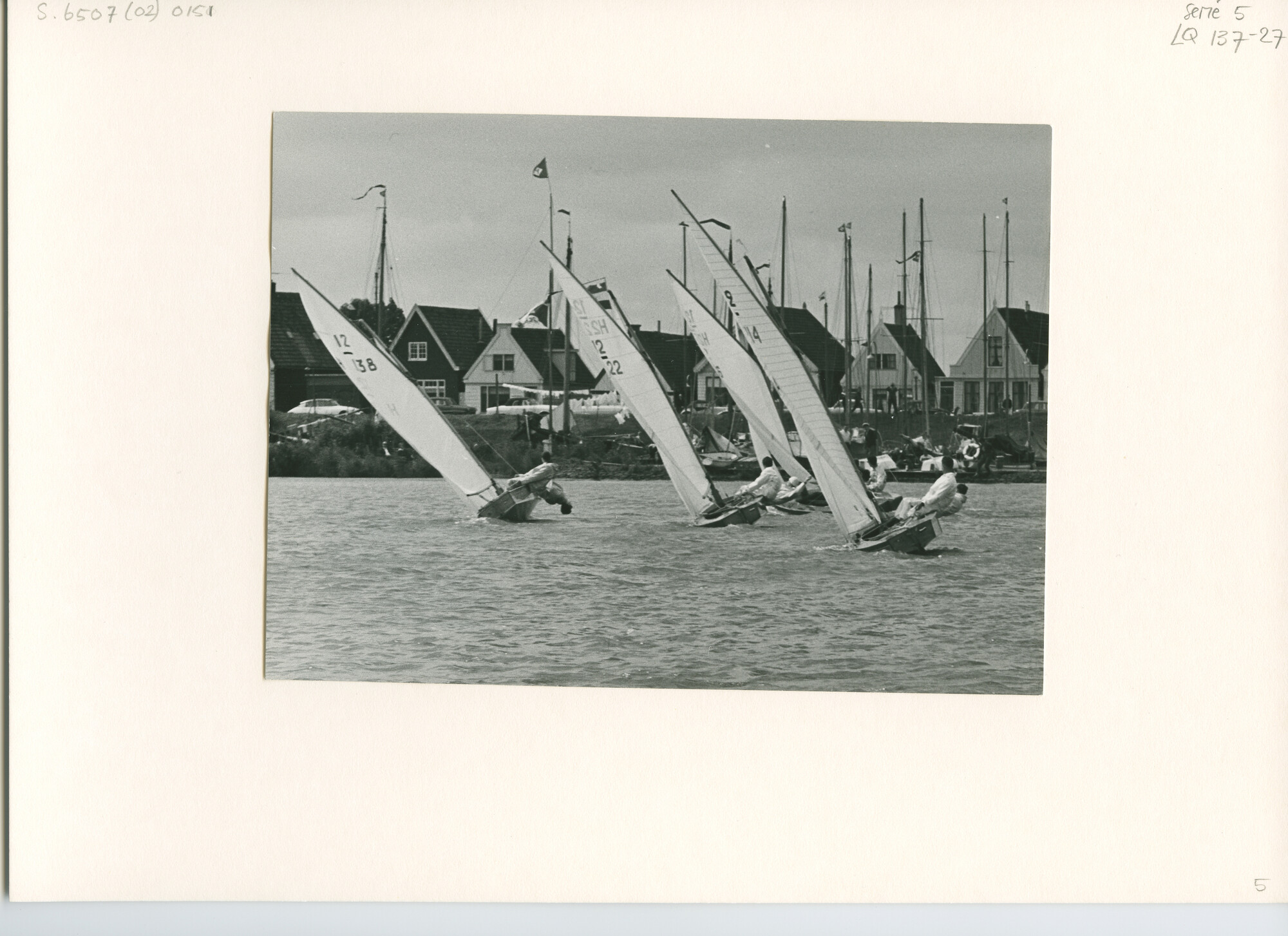 S.6507(02)0151.01; Zwart-wit foto van de 12m² klasse aan de wind tijdens een wedstrijd op het Buiten IJ in 1963; foto