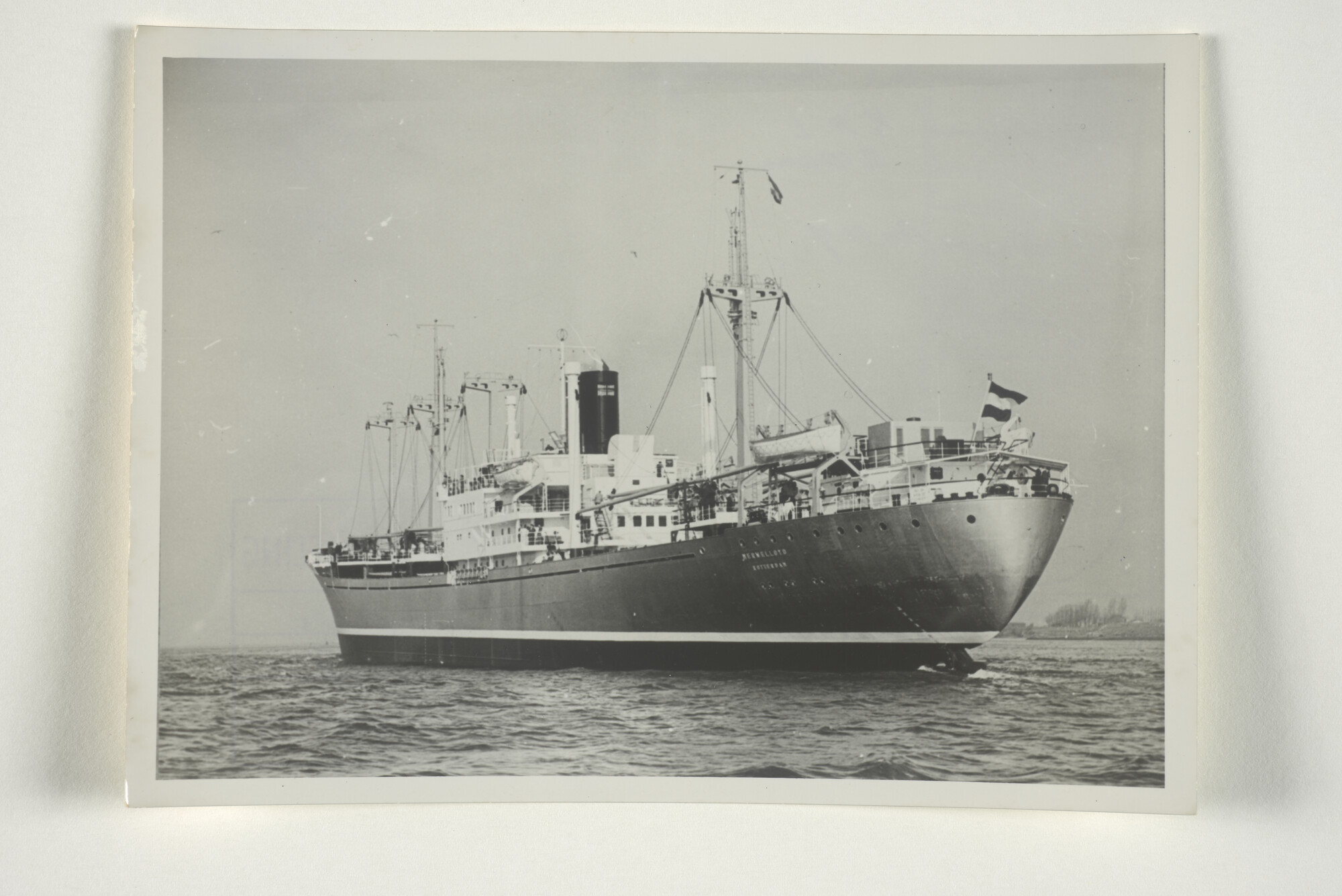 1999.3859; Het vrachtschip ms. Merwe Lloyd van de Koninklijke Rotterdamsche Lloyd op de Nieuwe Waterweg; foto