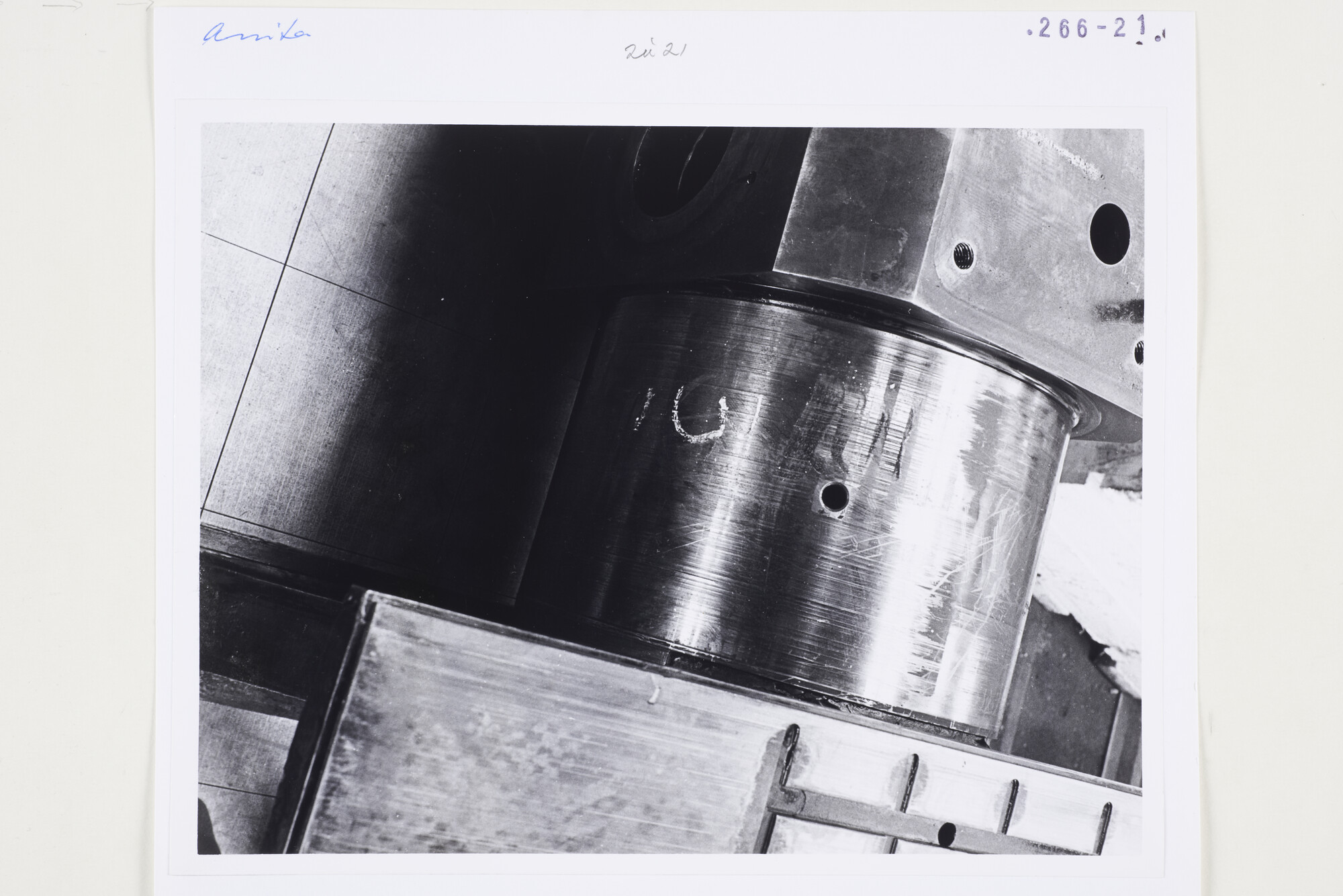 S.5444(5409)11; Foto van schade aan beschadigingen aan motoronderdelen van de Anita; foto