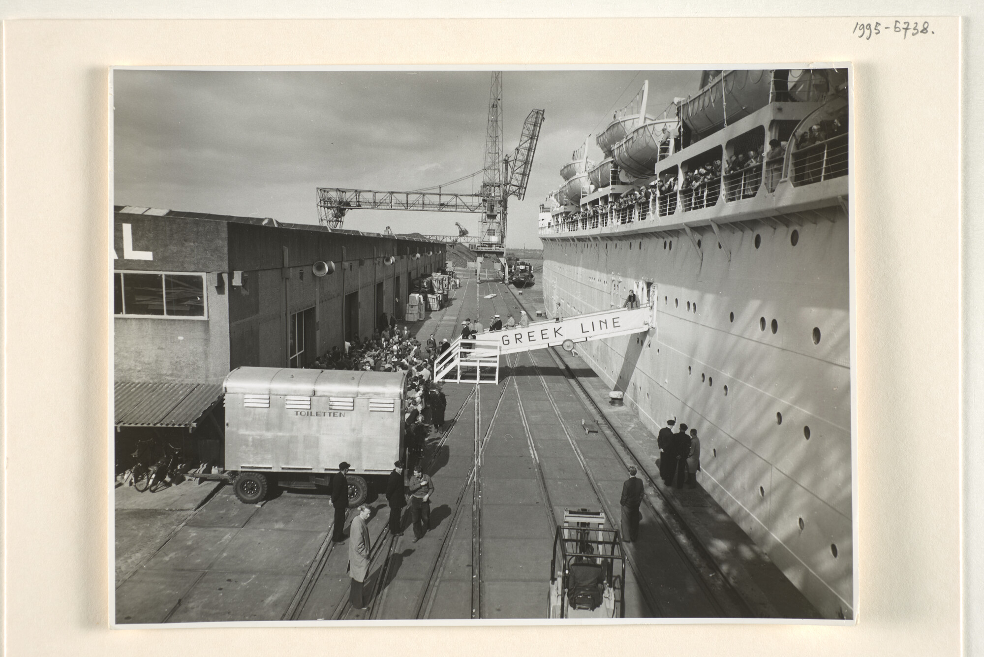 1995.5738; Passagiers verlaten in de haven van Amsterdam een passagiersschip; foto