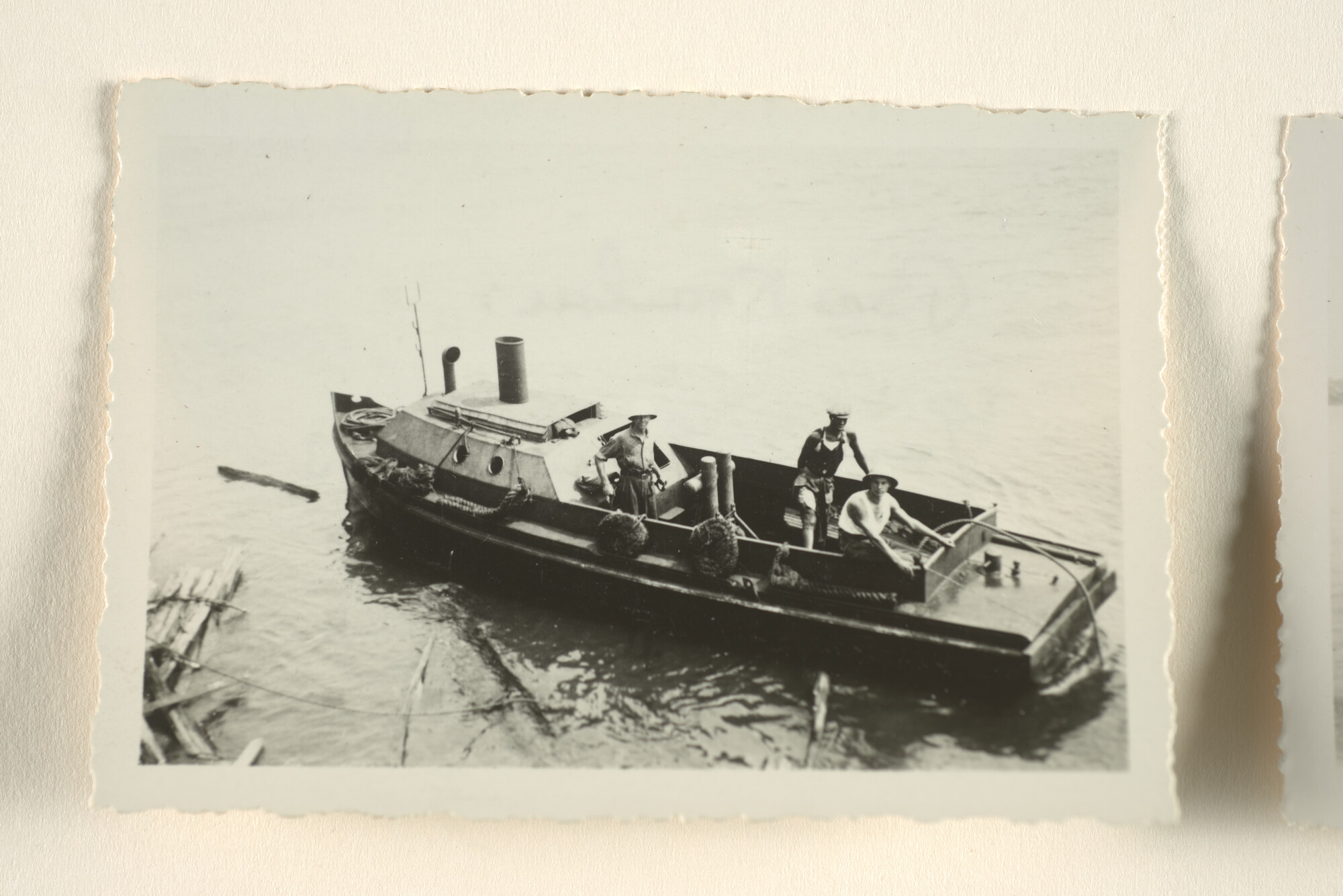 1996.0511; Foto's van het laden van tropisch hardhout aan boord van het vrachtschip ss. 'Soesterberg' van de Stoomboot Maatschappij Hillegersberg te Gabon (Afrika) [...]; fotoreportage