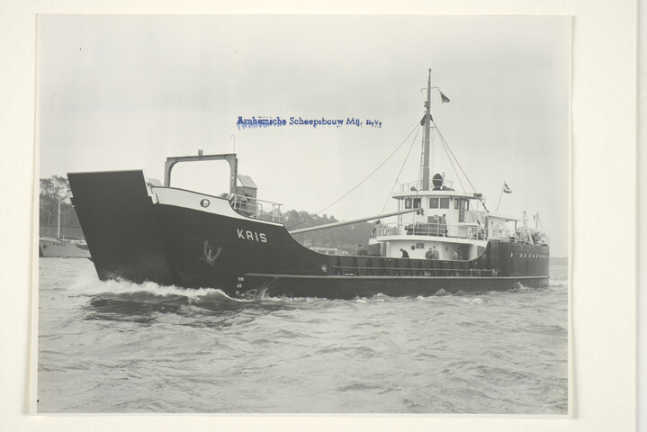 S.5219(12)0195; De op de langshelling van de ASM gebouwde beach-landing craft 'Kais' op proeftocht op de Nieuwe Waterweg nabij de Parkkade te Rotterdam; foto